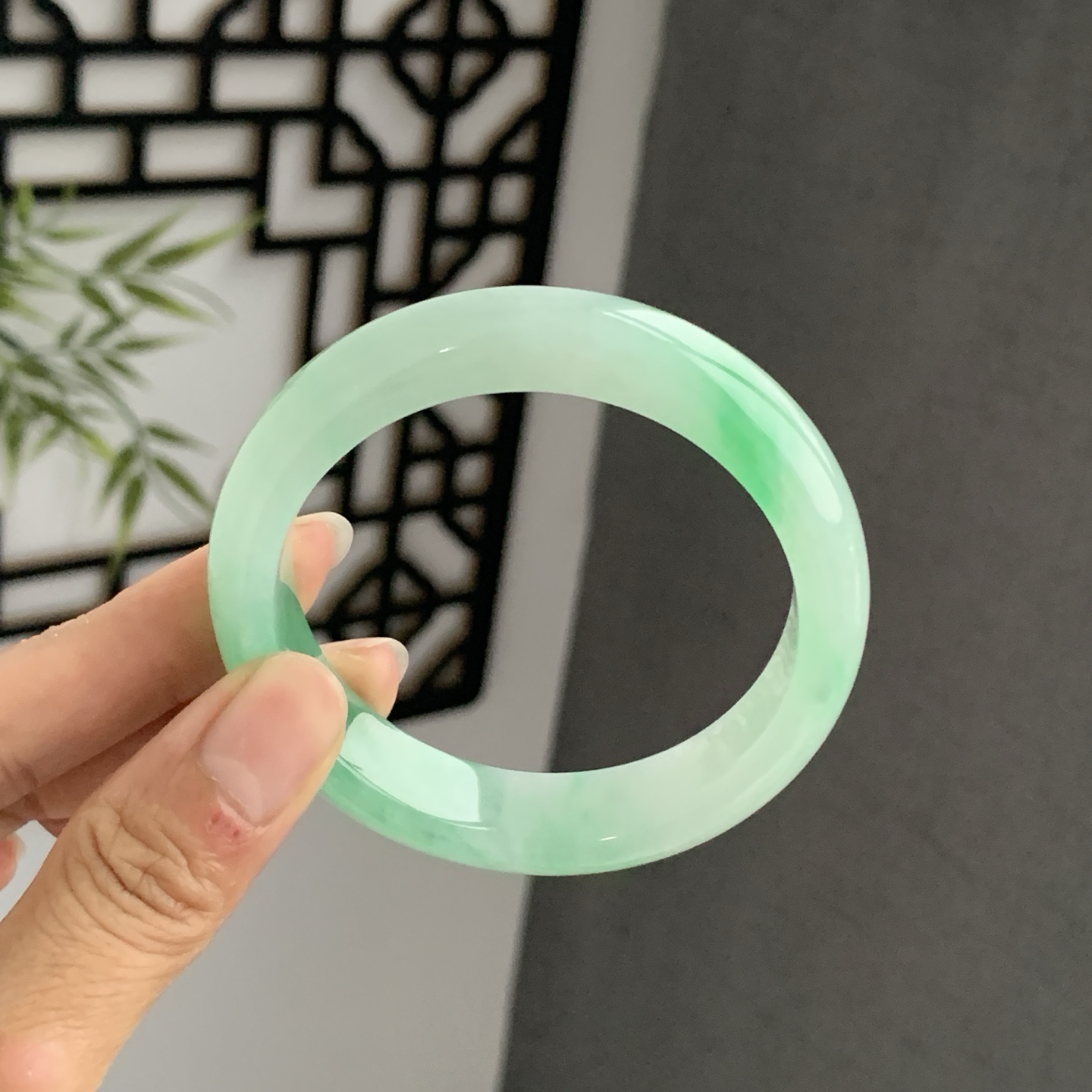 070736WJ 飘绿正圈翡翠手镯 54.8-13.3-8.2