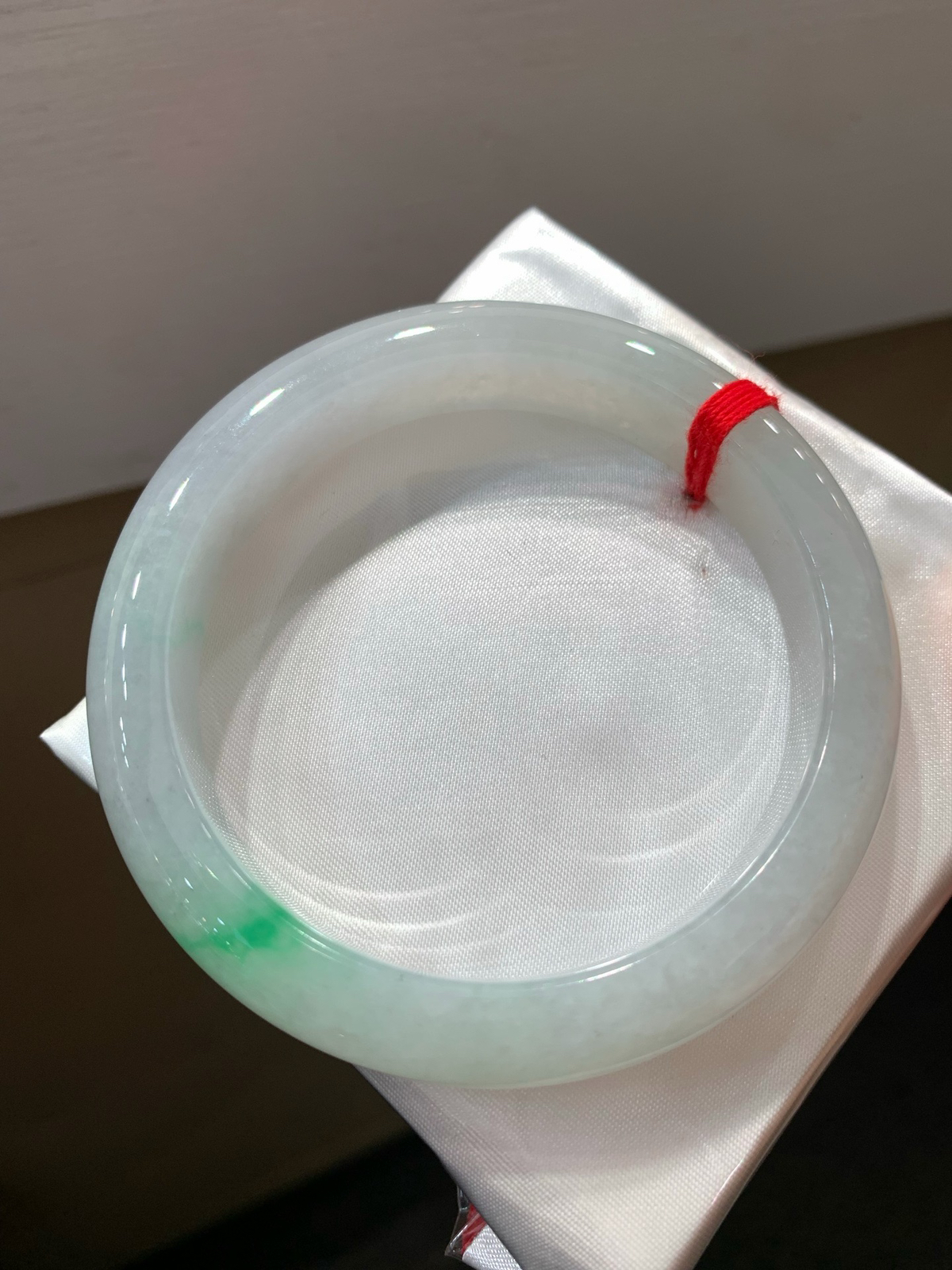 尺寸57.4/12.2/8.8，飘绿手镯
水润细腻 玉质温润 清新甜美