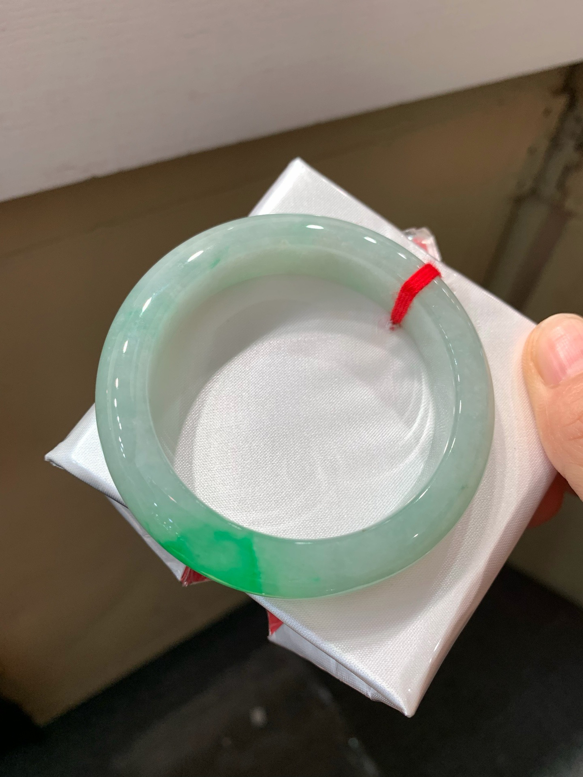 尺寸52.4/12.7/9.1，带色手镯
水润细腻 有种有色