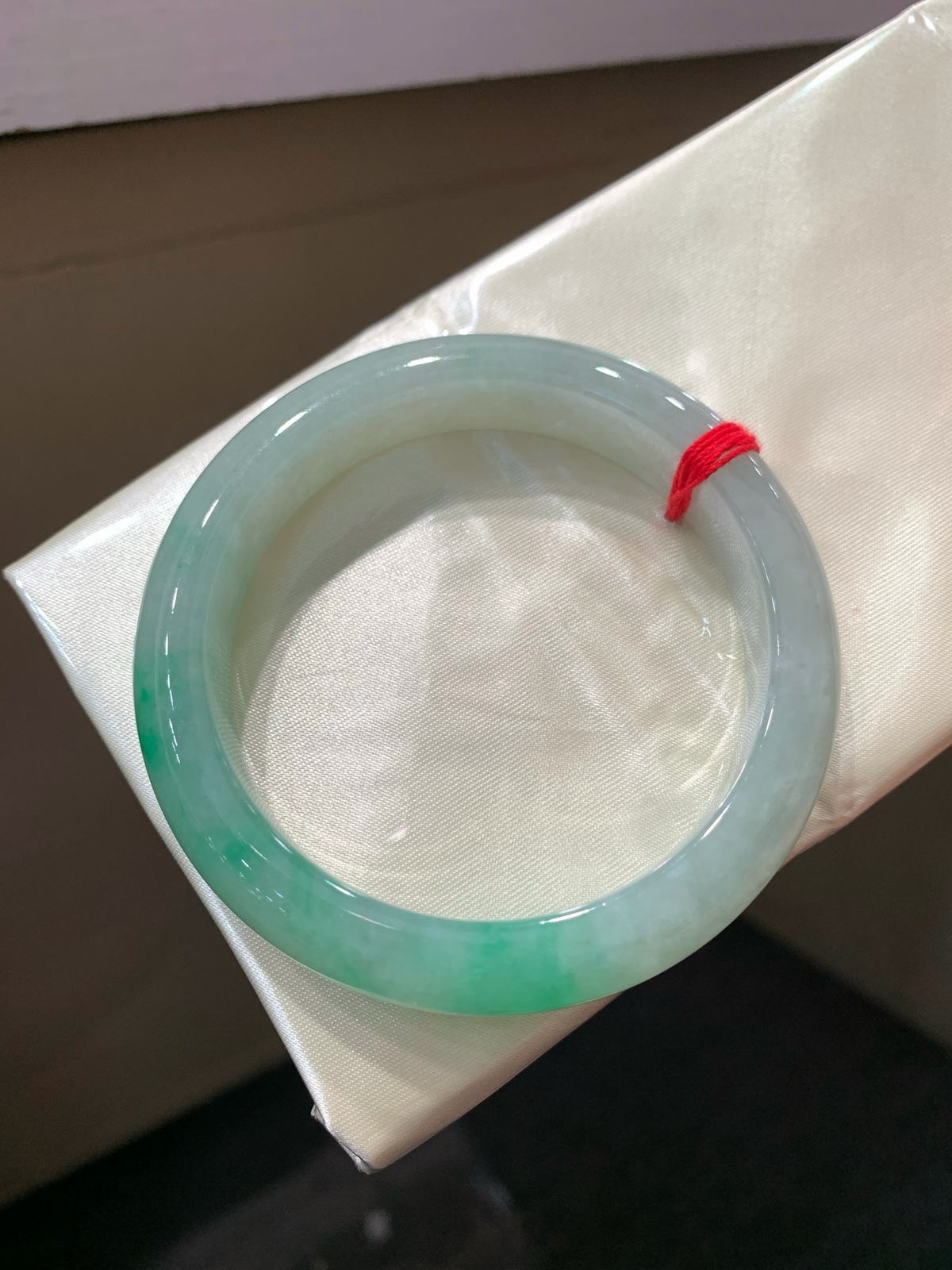 尺寸54.8/12.3/8.6，糯冰带色手镯， 水润颜色辣上手漂亮