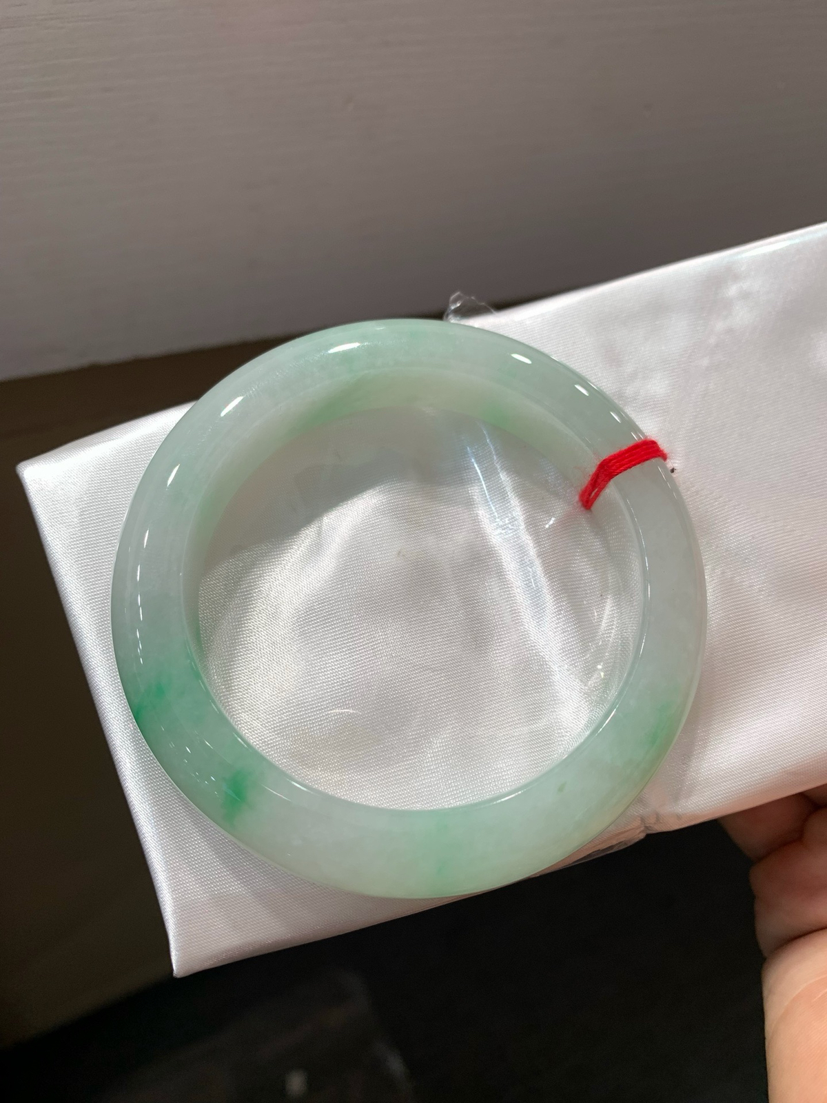 尺寸57.5/12.5/10，飘绿手镯
水润细腻 玉质温润 清新甜美 瑞丽现货