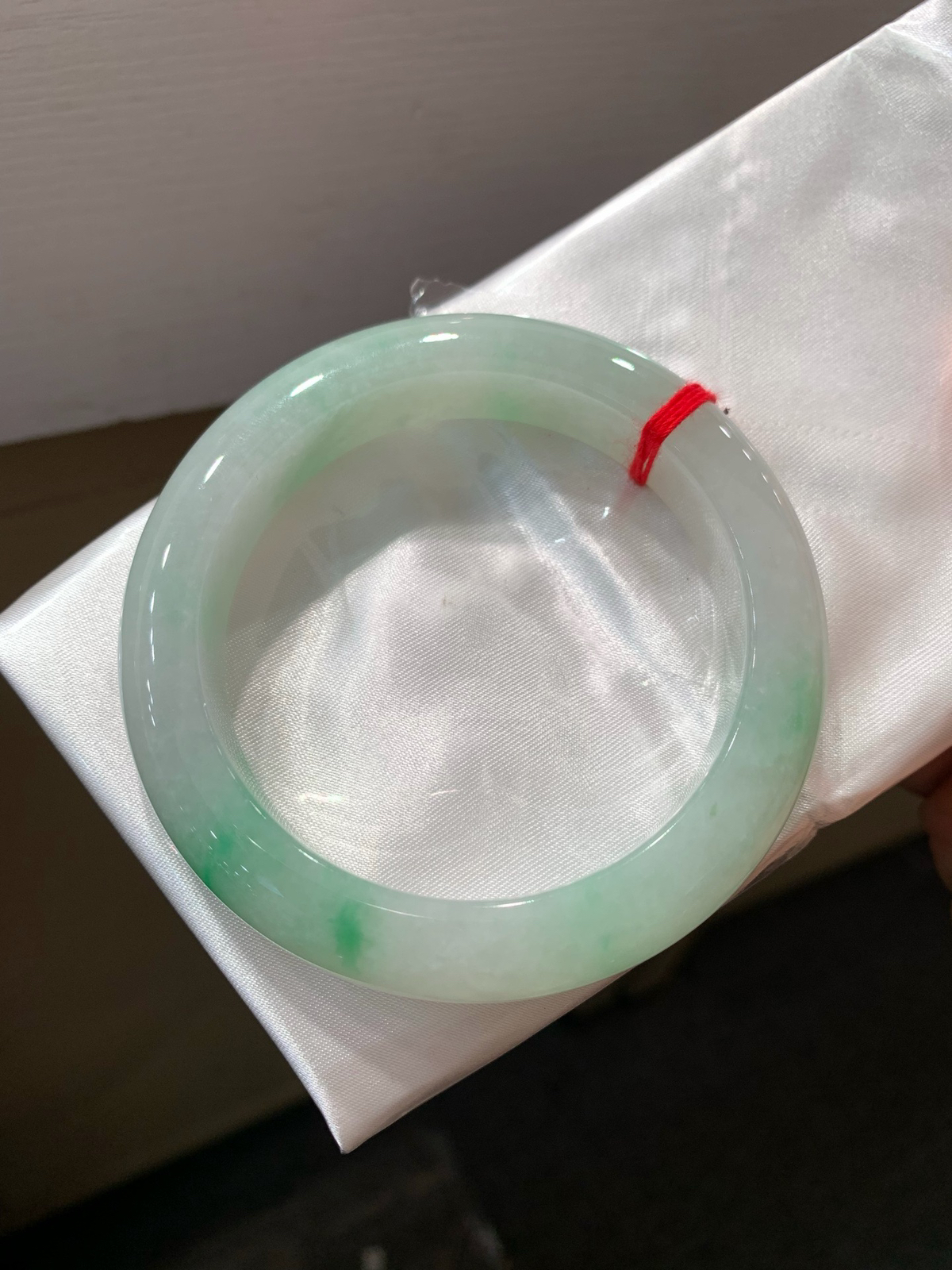 尺寸57.5/12.5/10，飘绿手镯
水润细腻 玉质温润 清新甜美 瑞丽现货
