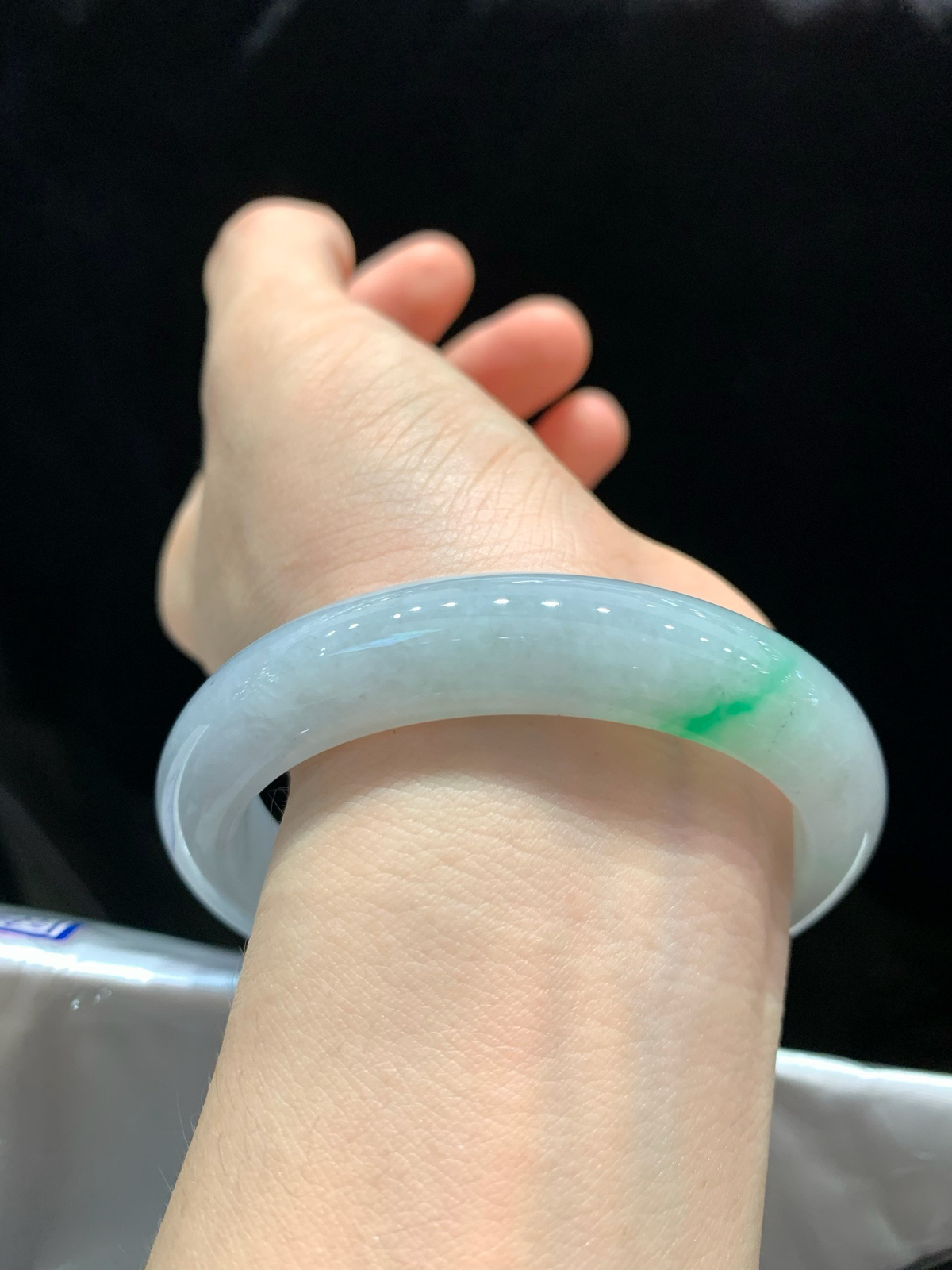 尺寸57.4/12.2/8.8，飘绿手镯
水润细腻 玉质温润 清新甜美