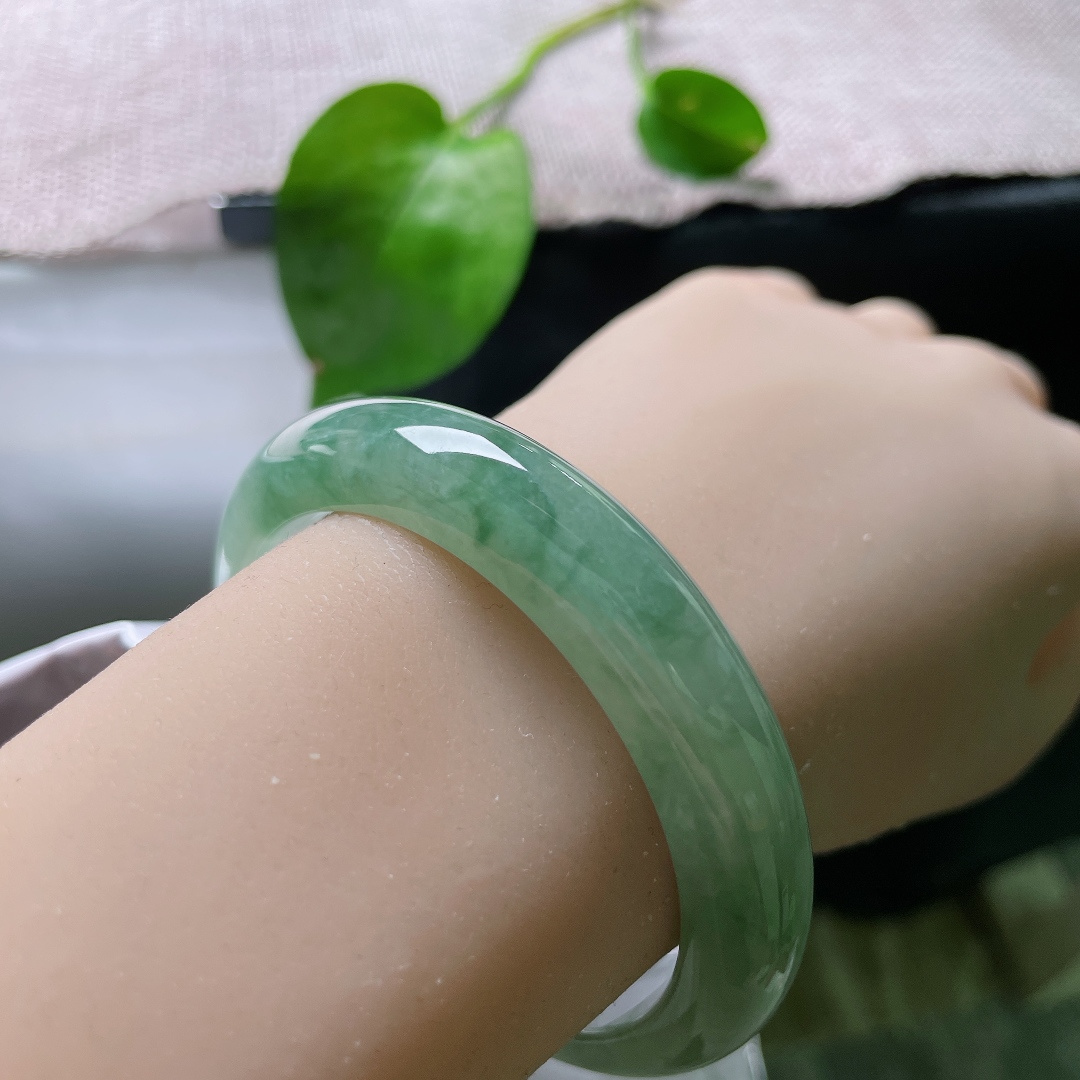 飘花正圈，晶体感，玉质温润细腻晕染着清润的湖水绿，内里裹挟着自然散开的飘花，如同云雾轻漾于碧水之间，上手端庄优雅，ss56861a