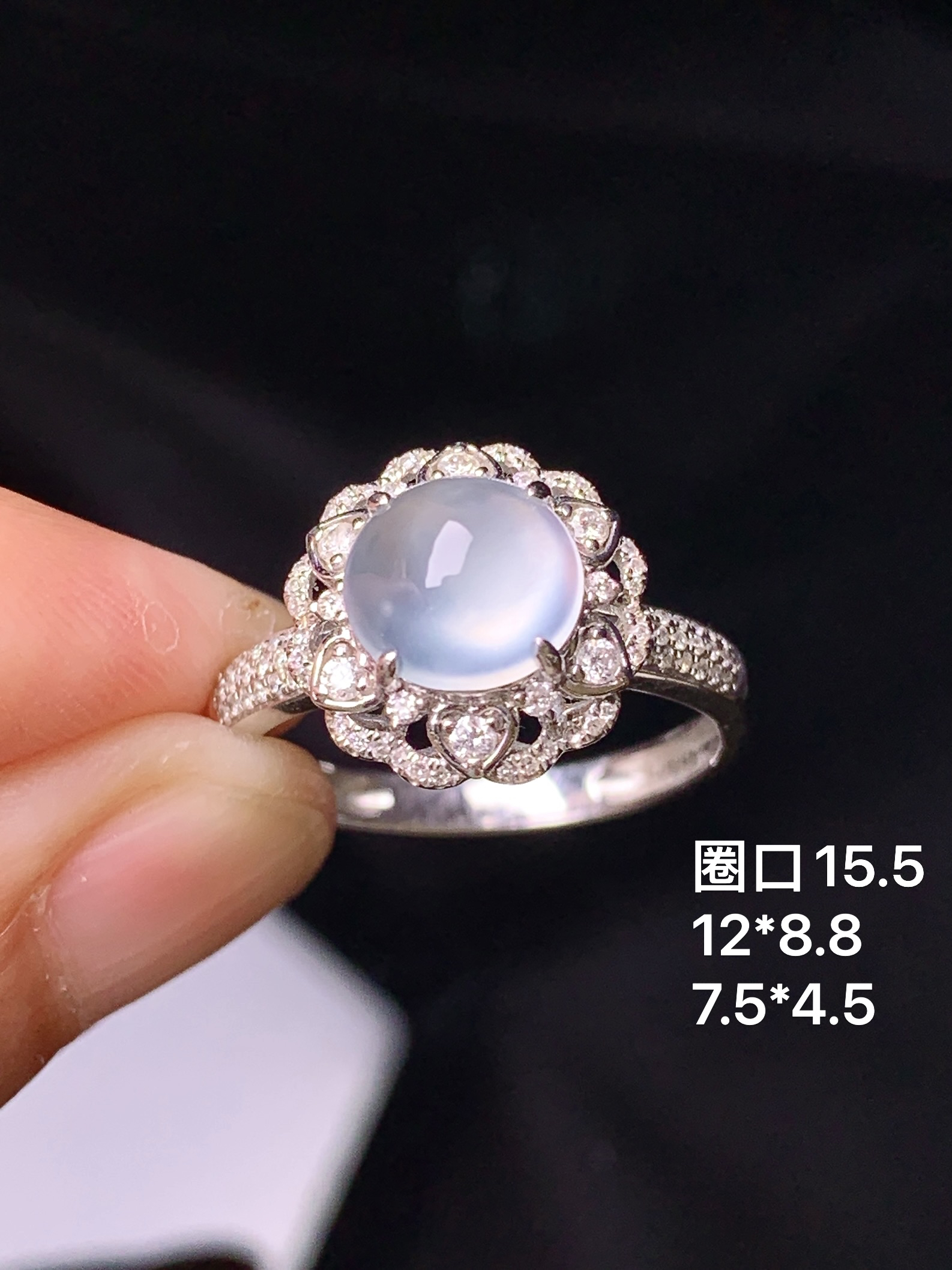 18k金钻镶嵌冰种蛋面戒指 玉质细腻 色泽艳丽清新 圈口15.5 整体尺寸12*8.8 m3