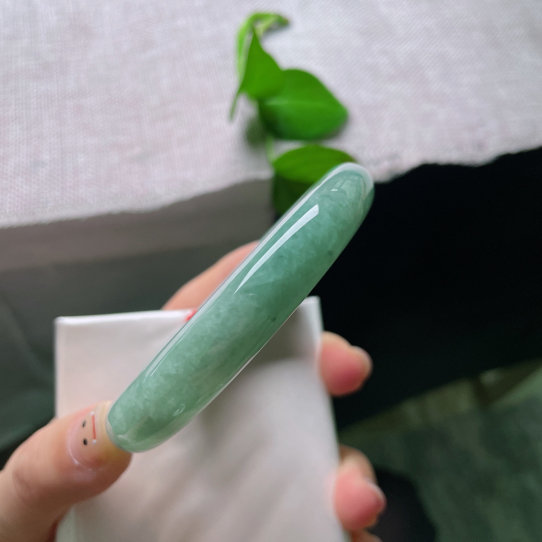59.4/12.2/8.7，绿底正圈，晶体纹，满圈柔润湖绿飘花平安镯，清逸雅致，衬得身姿温婉优雅。ss55758a