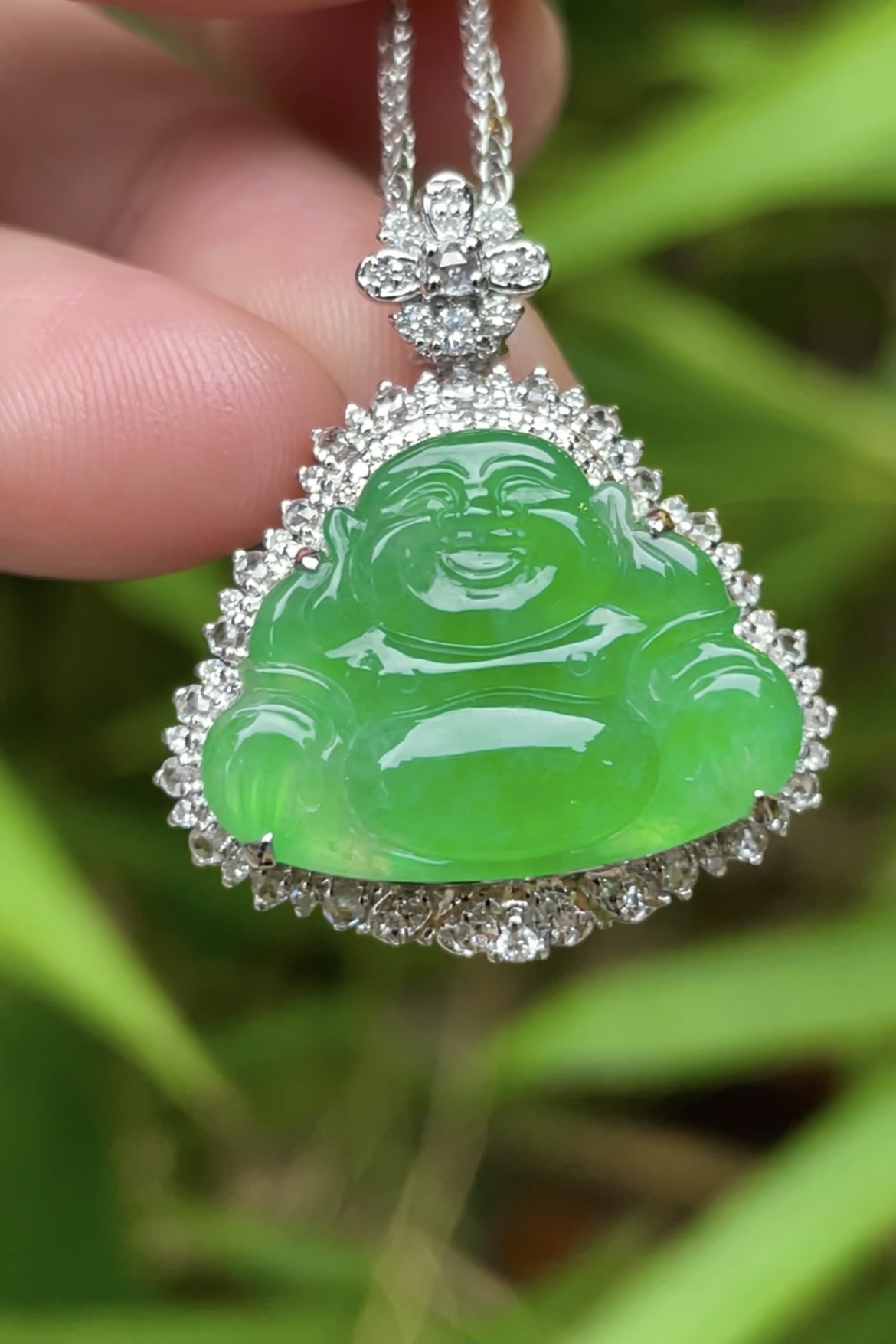 【阳绿，佛】饱满，厚装，通透水润，玉质细腻，翠色鲜艳，18k金奢华钻石镶嵌，19.3-14.7-3.1