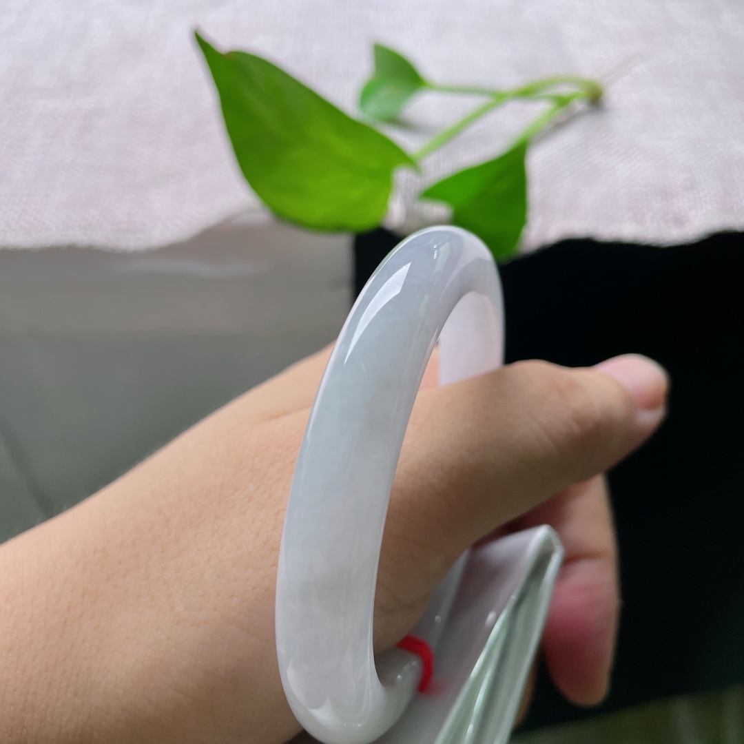 53/9.9/8.5，白月光正圈，皮纹，纯净柔光白月光玉镯，底子细腻通透，清冷温柔自带纯净氛围感。ss57081a