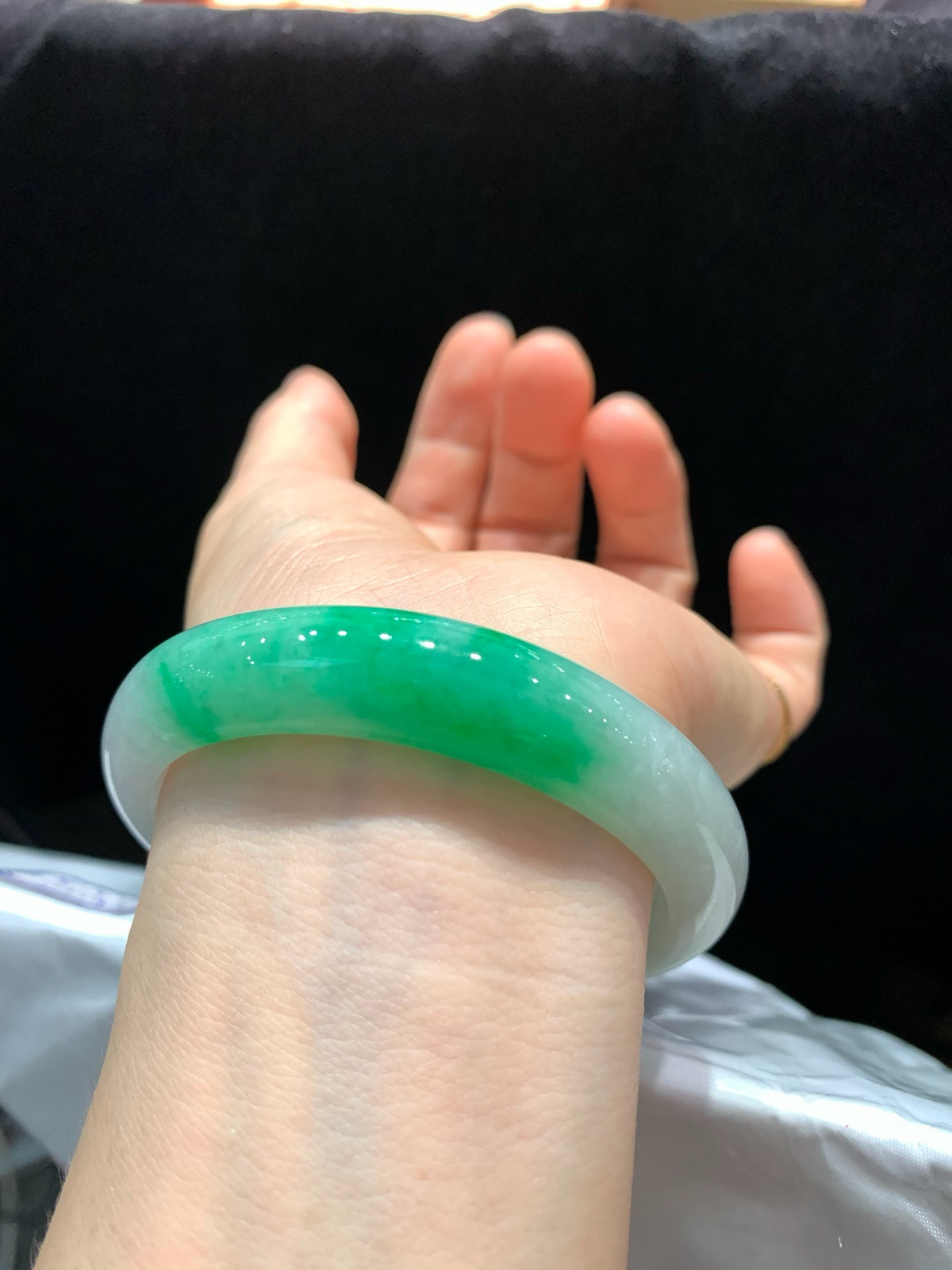 尺寸56.9/12.5/8，白底青手镯，水润细腻
清爽种老 色泽鲜艳
