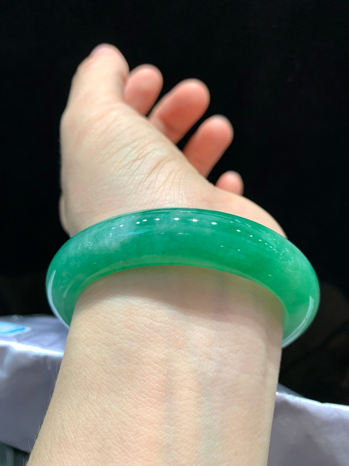 尺寸53.6/12.6/8.6，带色手镯
水润细腻
