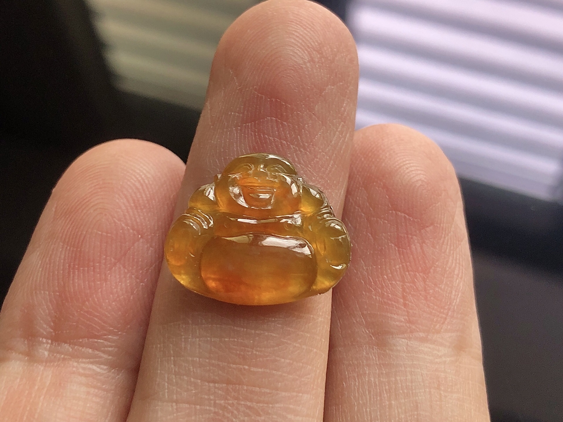 ️ 黄翡佛公， 色泽极美，通透水润，玉质细腻，夺目迷人，雕工精湛，面相慈祥大气，品相，无裂，尺寸16.8*14.5*2.8
