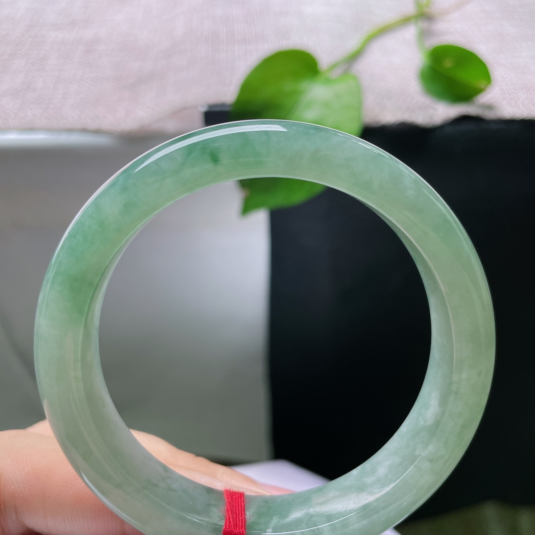 飘花正圈，晶体感，玉质温润细腻晕染着清润的湖水绿，内里裹挟着自然散开的飘花，如同云雾轻漾于碧水之间，上手端庄优雅，ss56861a