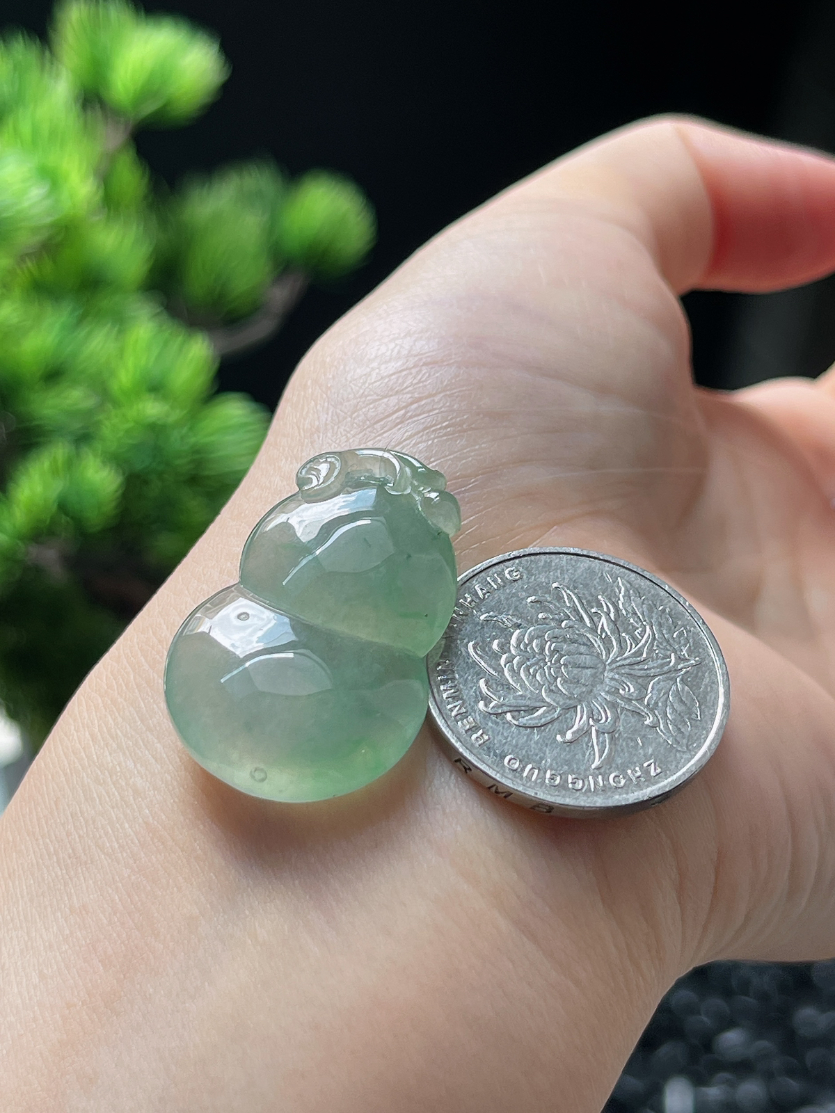 翡翠冰糯种淡绿色葫芦挂件