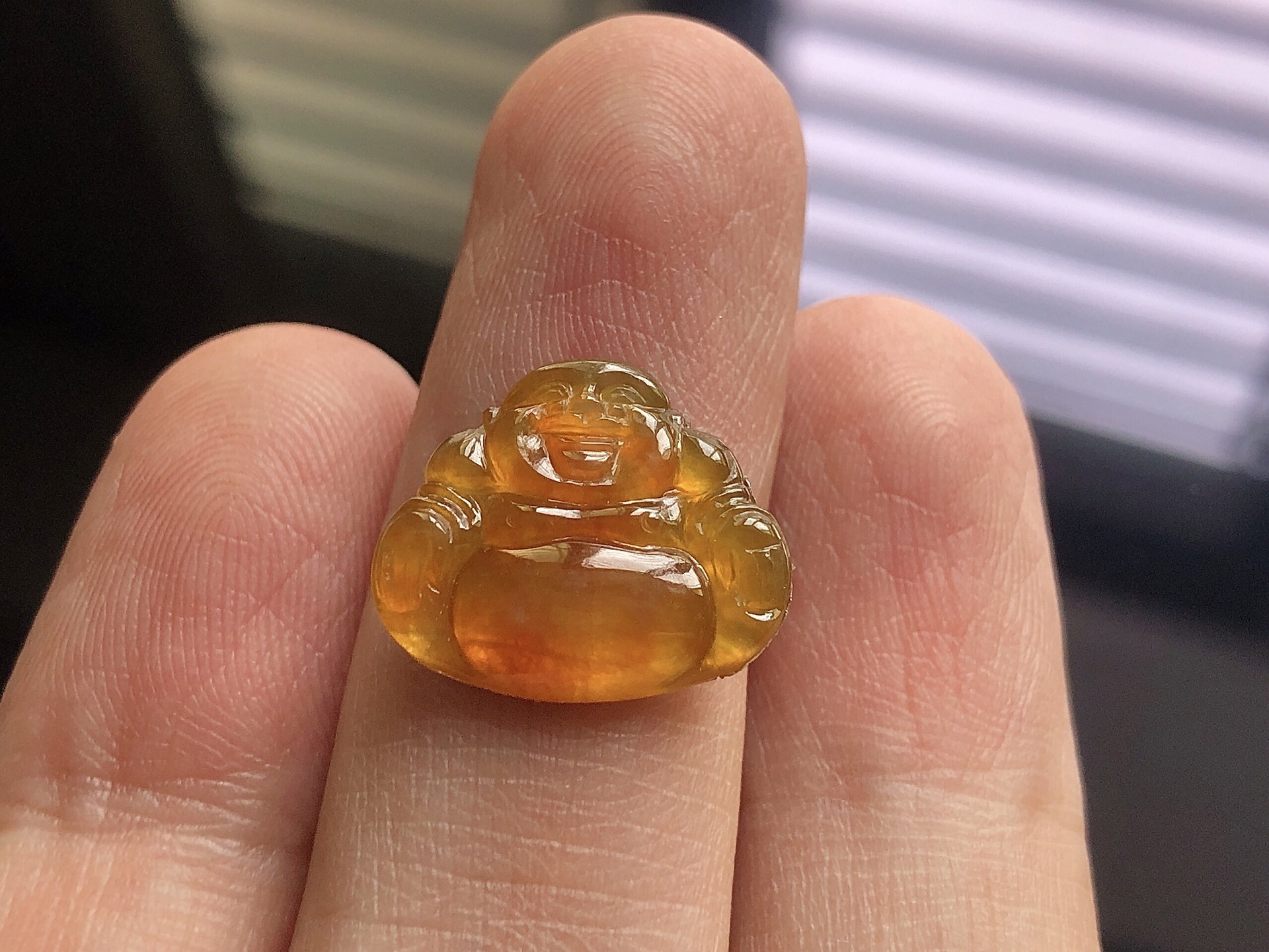️ 黄翡佛公， 色泽极美，通透水润，玉质细腻，夺目迷人，雕工精湛，面相慈祥大气，品相，无裂，尺寸1
