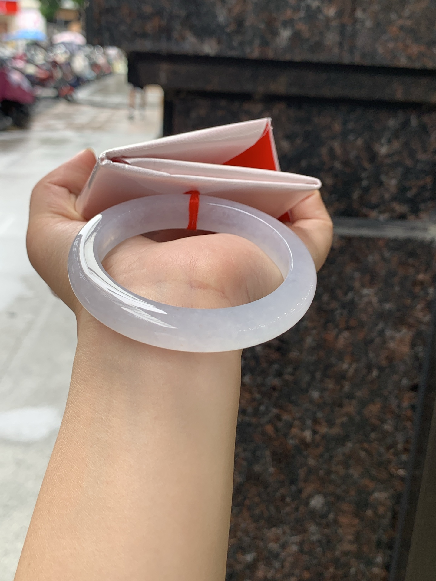 白冰正圈 56.1-10.8-8.7 0708-111-76 打灯冰晶纹，底妆冰透起光，一腕清透，简约清爽，不挑肤色年龄，给人一种清雅脱俗，天真纯美的感觉，真不愧是翡翠中的初恋，美得就像一件艺术品~