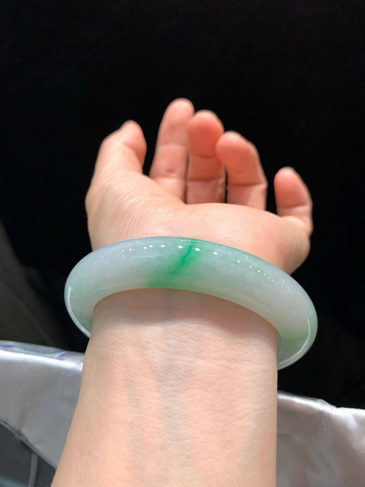 尺寸57.5/12.5/10，飘绿手镯
水润细腻 玉质温润 清新甜美 瑞丽现货