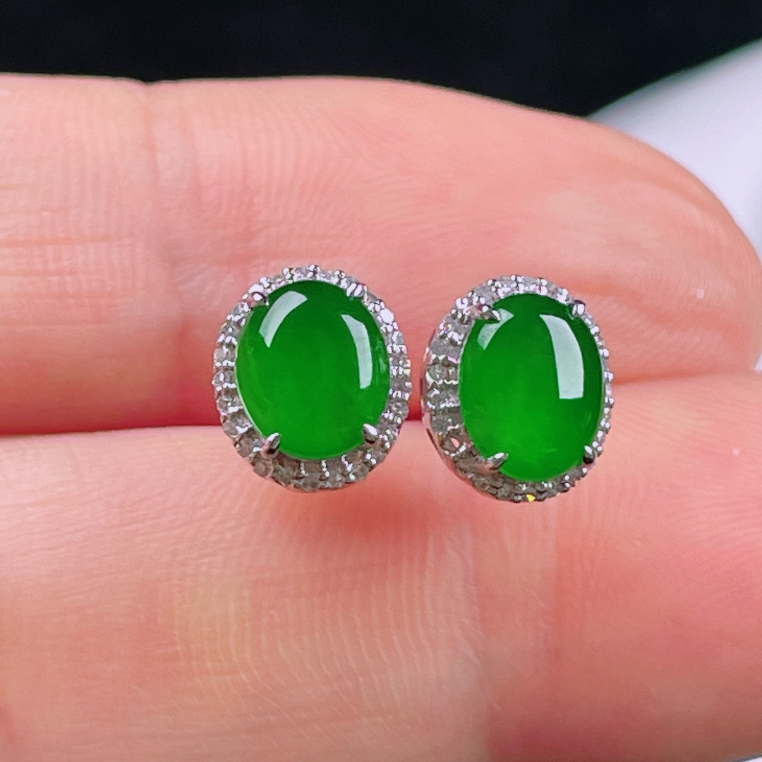 冰绿耳钉，老种起光 ，细底通透，尺寸：裸石7.3/6/2.7mm0708