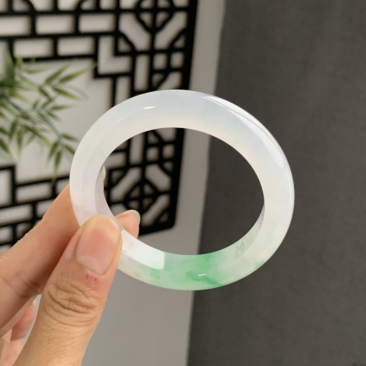 070735WJ 白底青飘绿正圈翡翠手镯 52.6-12-9