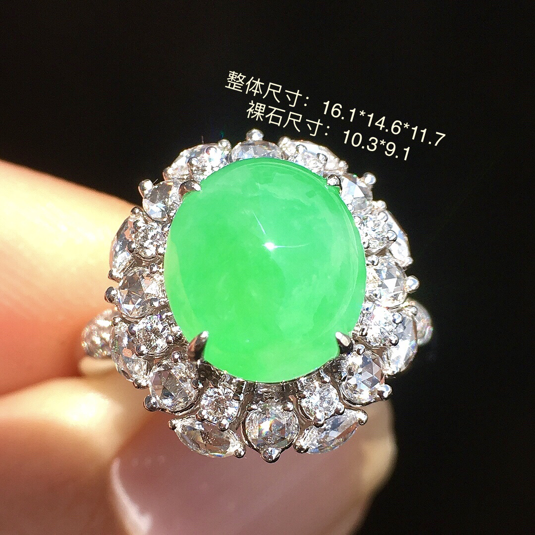 阳绿蛋面戒指，色泽均匀艳丽，玉质细腻，荧光感超
强，饱满圆润，简单大方，尽显优雅气质，18k
金豪华镶嵌
