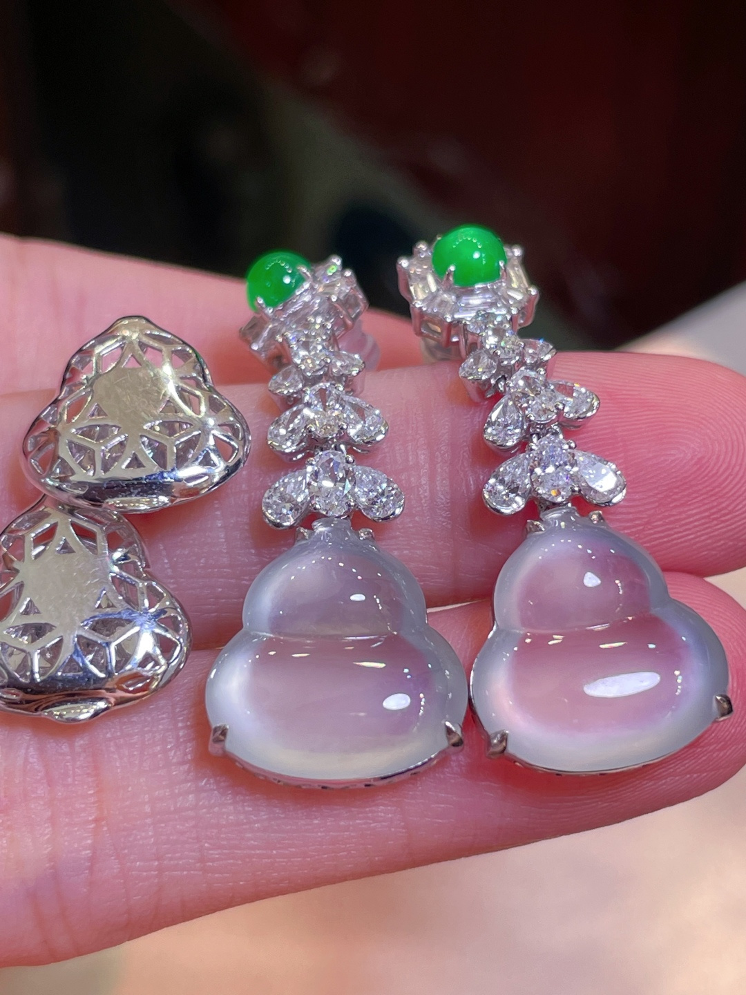 翡翠A货 葫芦耳环 高冰起光，料子冰润细腻，种老起光，18k金镶真钻，上身佩戴效果很好 尺寸如图，35.7-13.9-7.5
