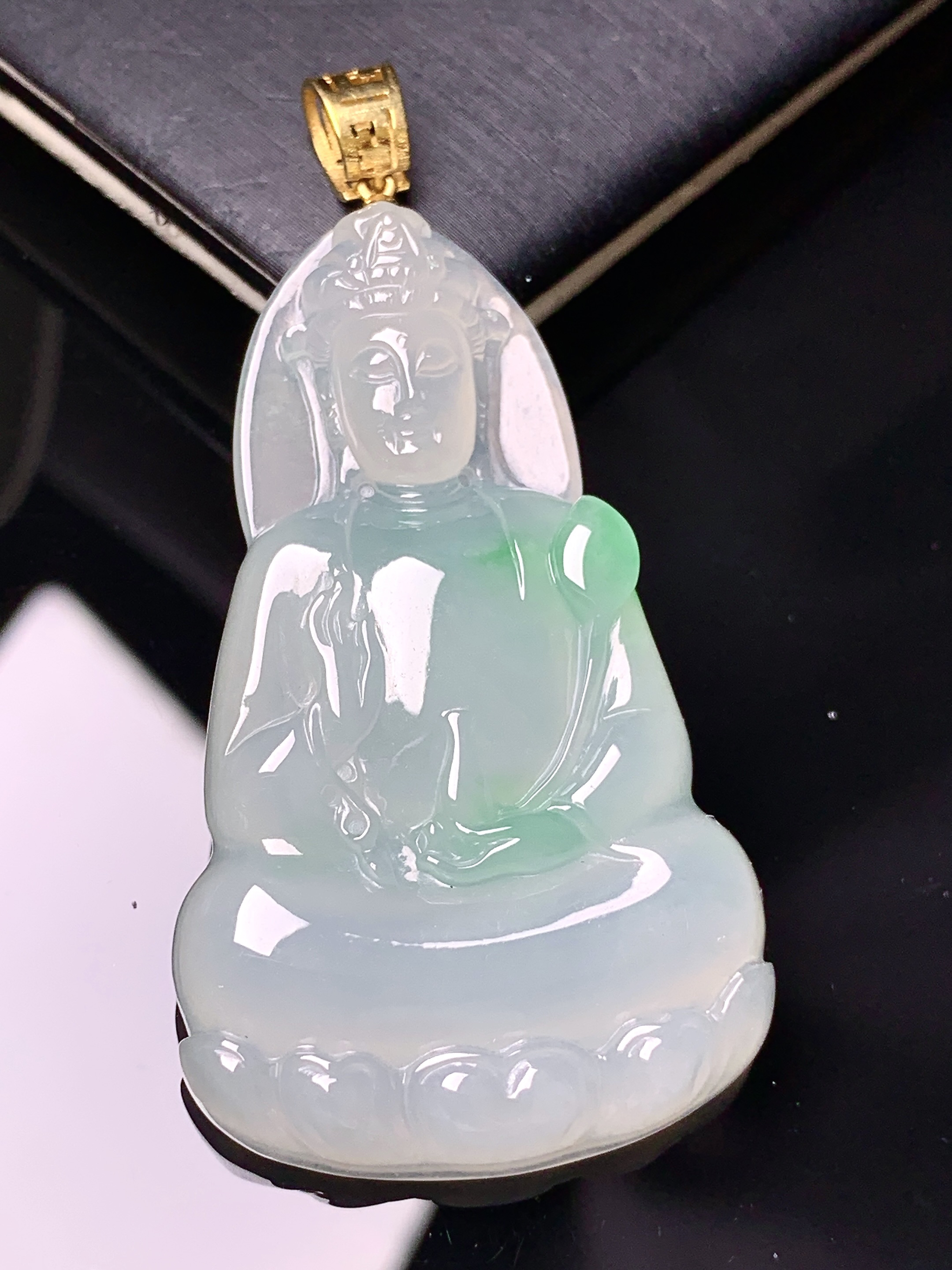 18k金镶嵌飘绿观音菩萨吊坠 玉质细腻 色泽艳丽清新 整体尺寸55*27.5*5.8 e1