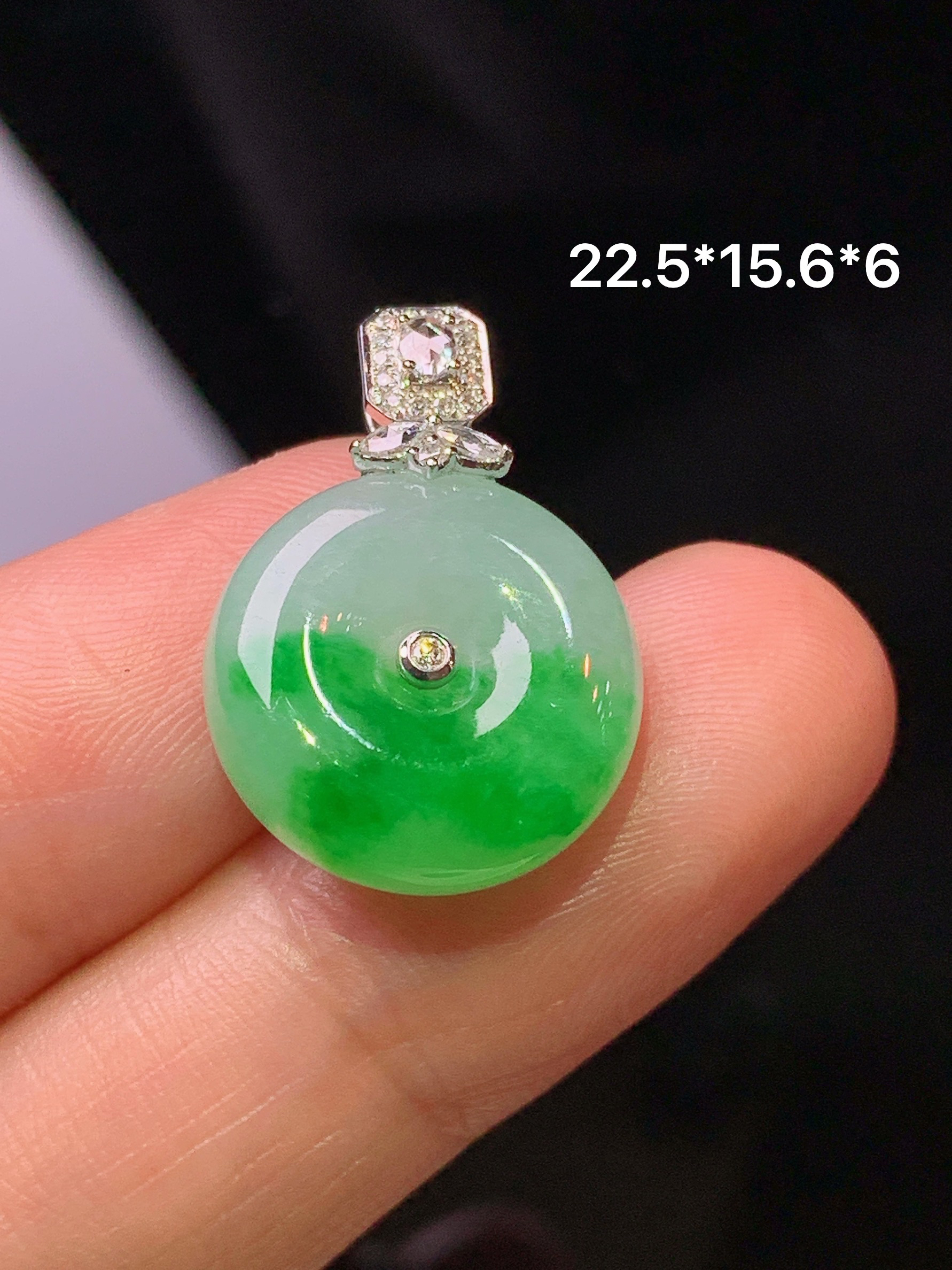 18k金钻镶嵌飘绿平安扣吊坠 玉质细腻 色泽艳丽清新 整体尺寸22.5*15.6*6 y8