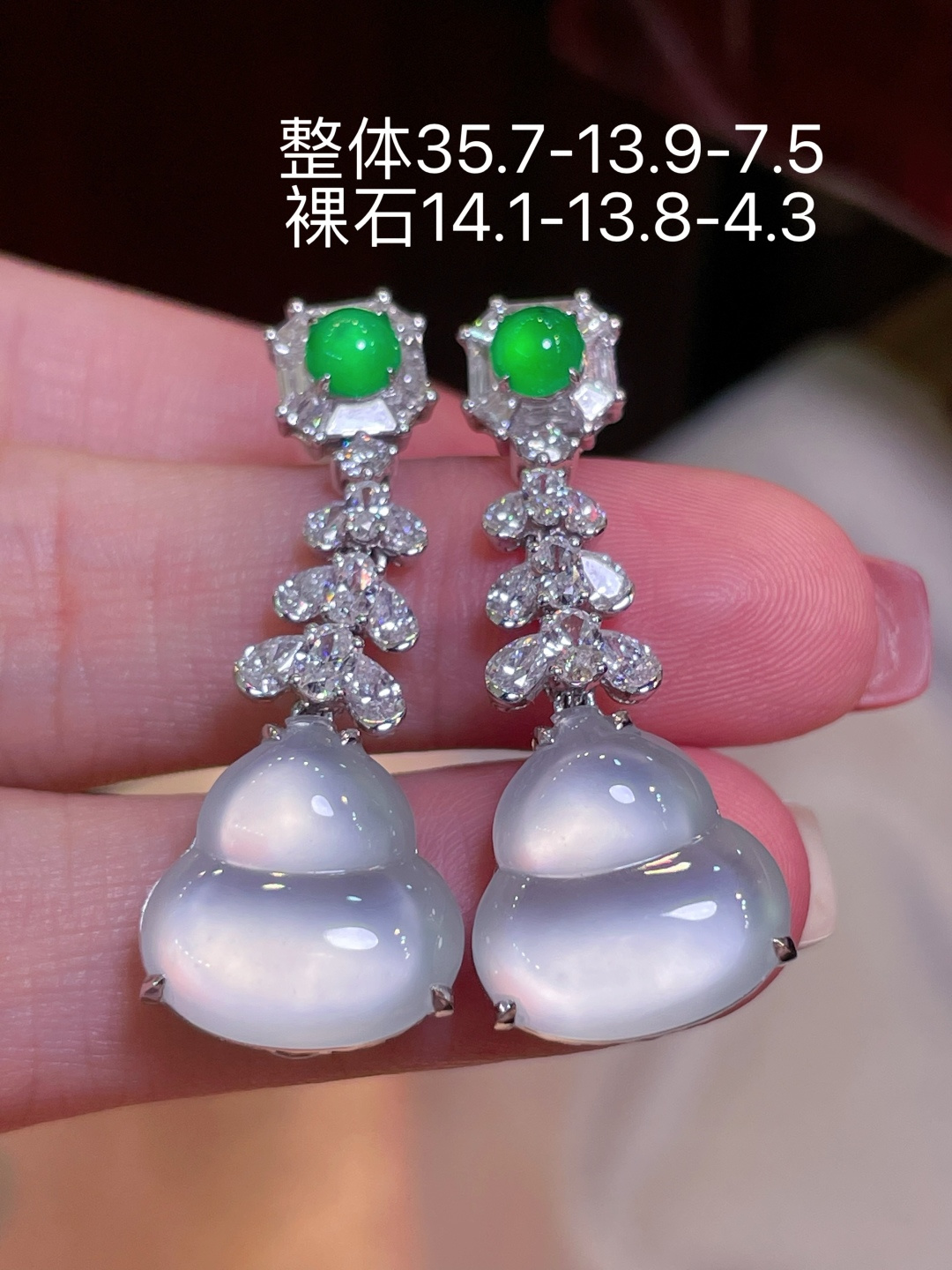 翡翠A货 葫芦耳环 高冰起光，料子冰润细腻，种老起光，18k金镶真钻，上身佩戴效果很好 尺寸如图，