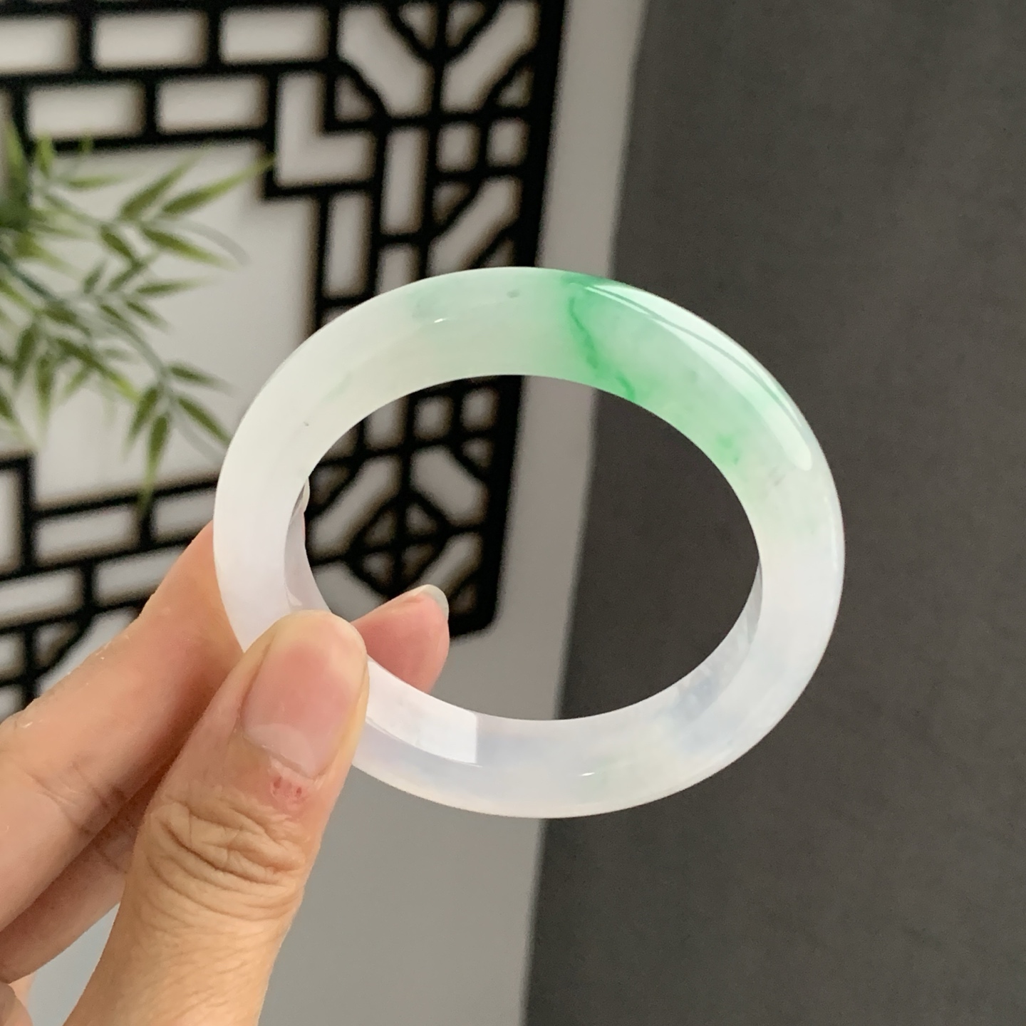 070735WJ 白底青飘绿正圈翡翠手镯 52.6-12-9