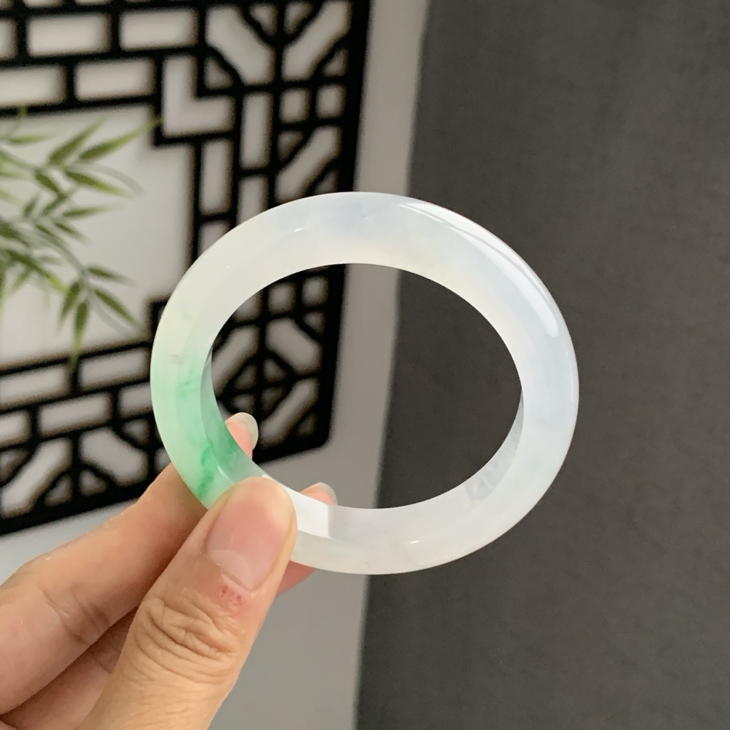 070735WJ 白底青飘绿正圈翡翠手镯 52.6-12-9