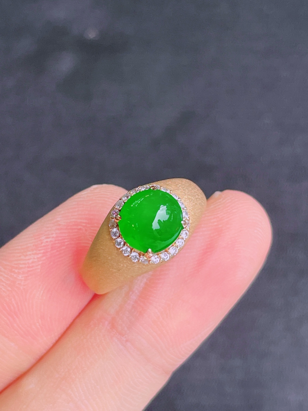 ️高冰绿蛋面戒指 晶莹剔透，新颖时尚，无裂，8-4