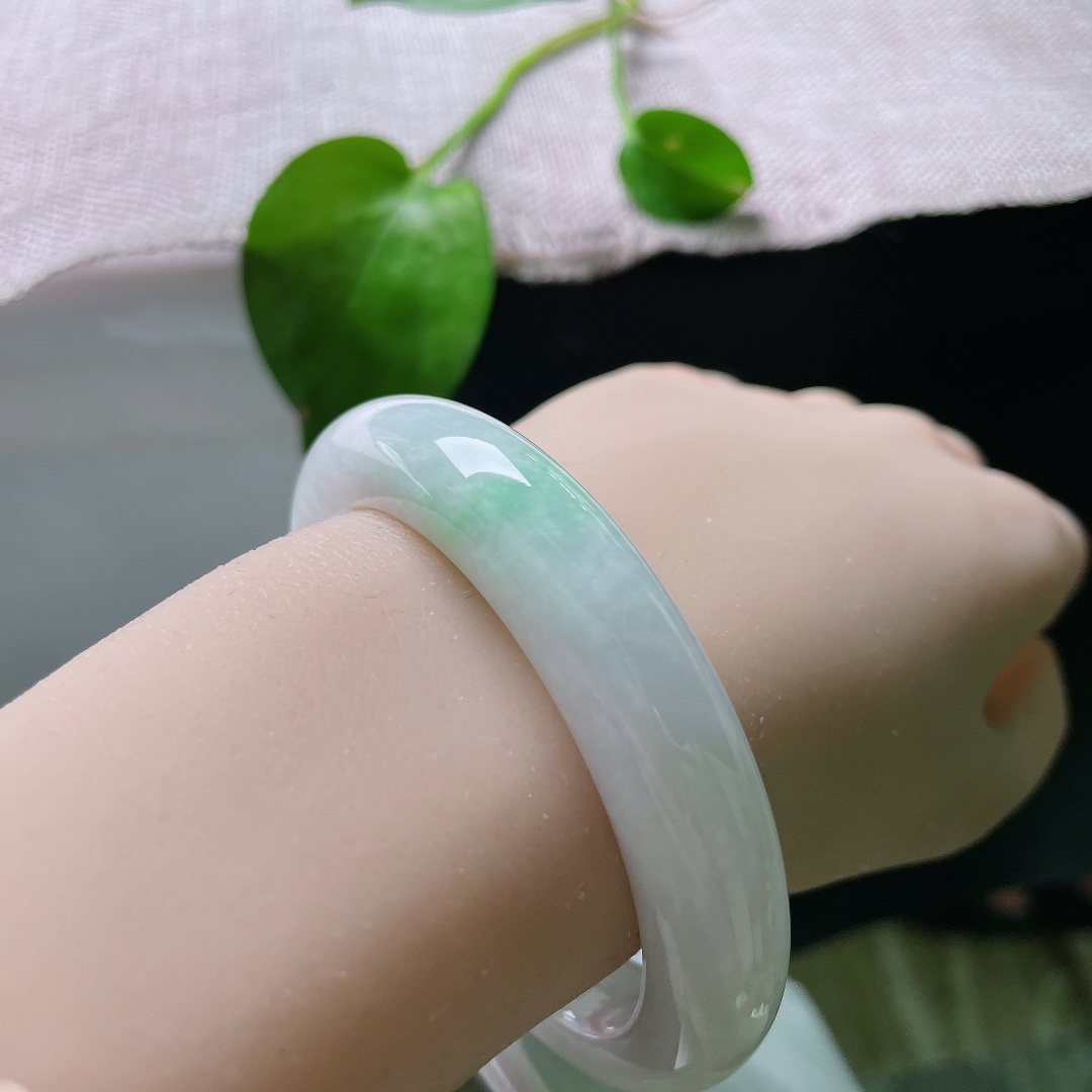56.7/12.3/9.3，飘绿正圈，晶体纹，清润春彩玉镯，底色素雅配一抹鲜绿，简约大方自带优雅氛围感。ss55870a。