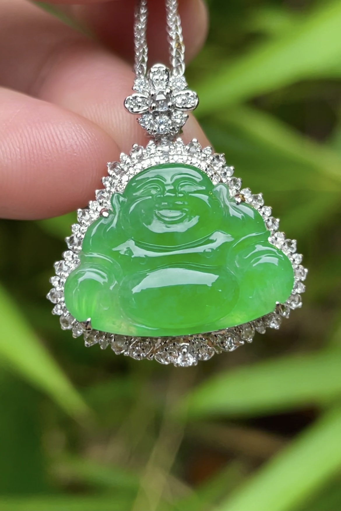 【阳绿，佛】饱满，厚装，通透水润，玉质细腻，翠色鲜艳，18k金奢华钻石镶嵌，19.3-14.7-3.1