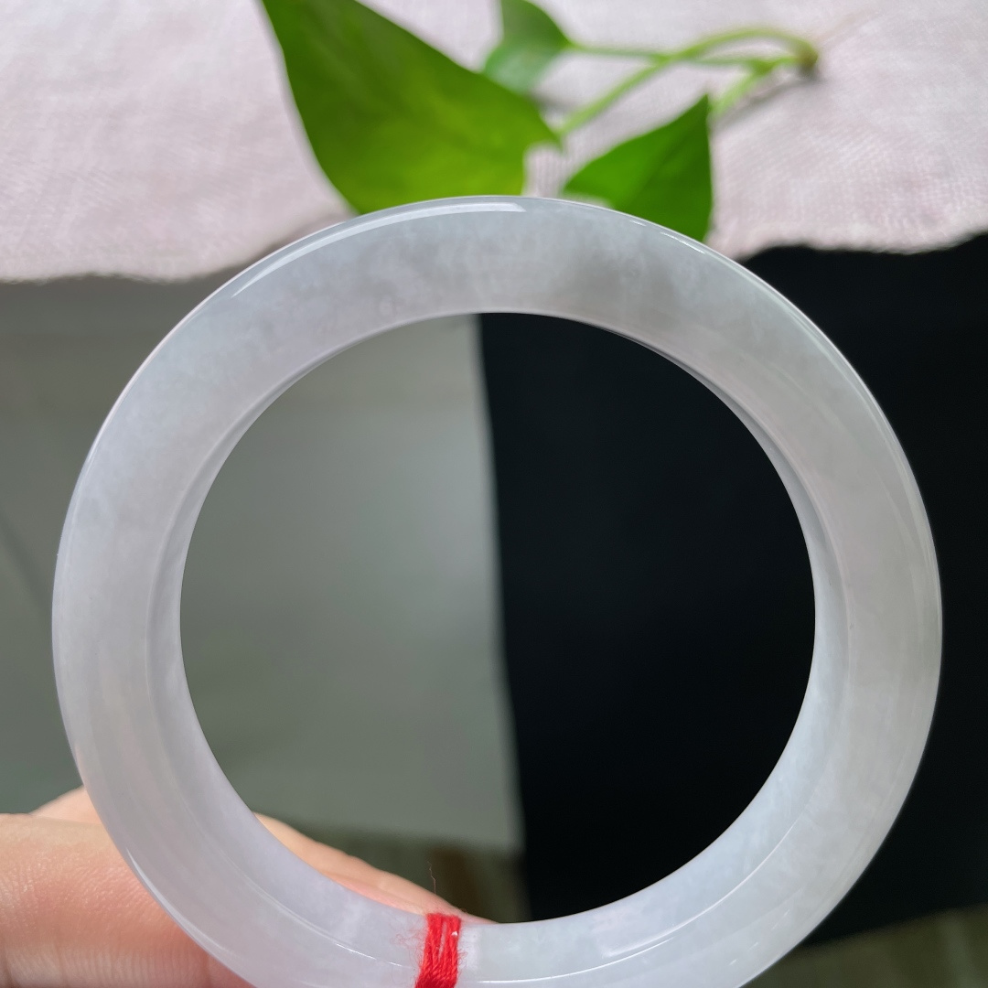 53/9.9/8.5，白月光正圈，皮纹，纯净柔光白月光玉镯，底子细腻通透，清冷温柔自带纯净氛围感。ss57081a