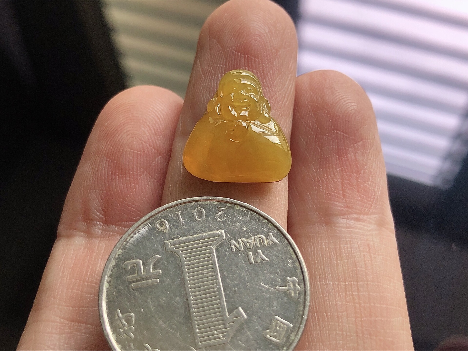 ️ 黄翡财神， 色泽极美，通透水润，夺目迷人，雕工精湛，面相慈祥大气，品相，无裂，尺寸15.7*14.2*4.5