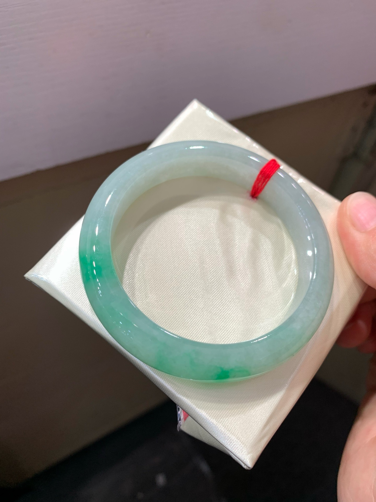 尺寸54.8/12.3/8.6，糯冰带色手镯， 水润颜色辣上手漂亮