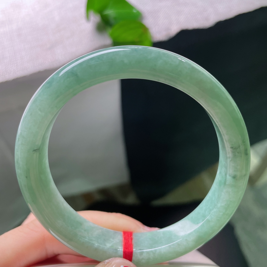 59.4/12.2/8.7，绿底正圈，晶体纹，满圈柔润湖绿飘花平安镯，清逸雅致，衬得身姿温婉优雅。ss55758a