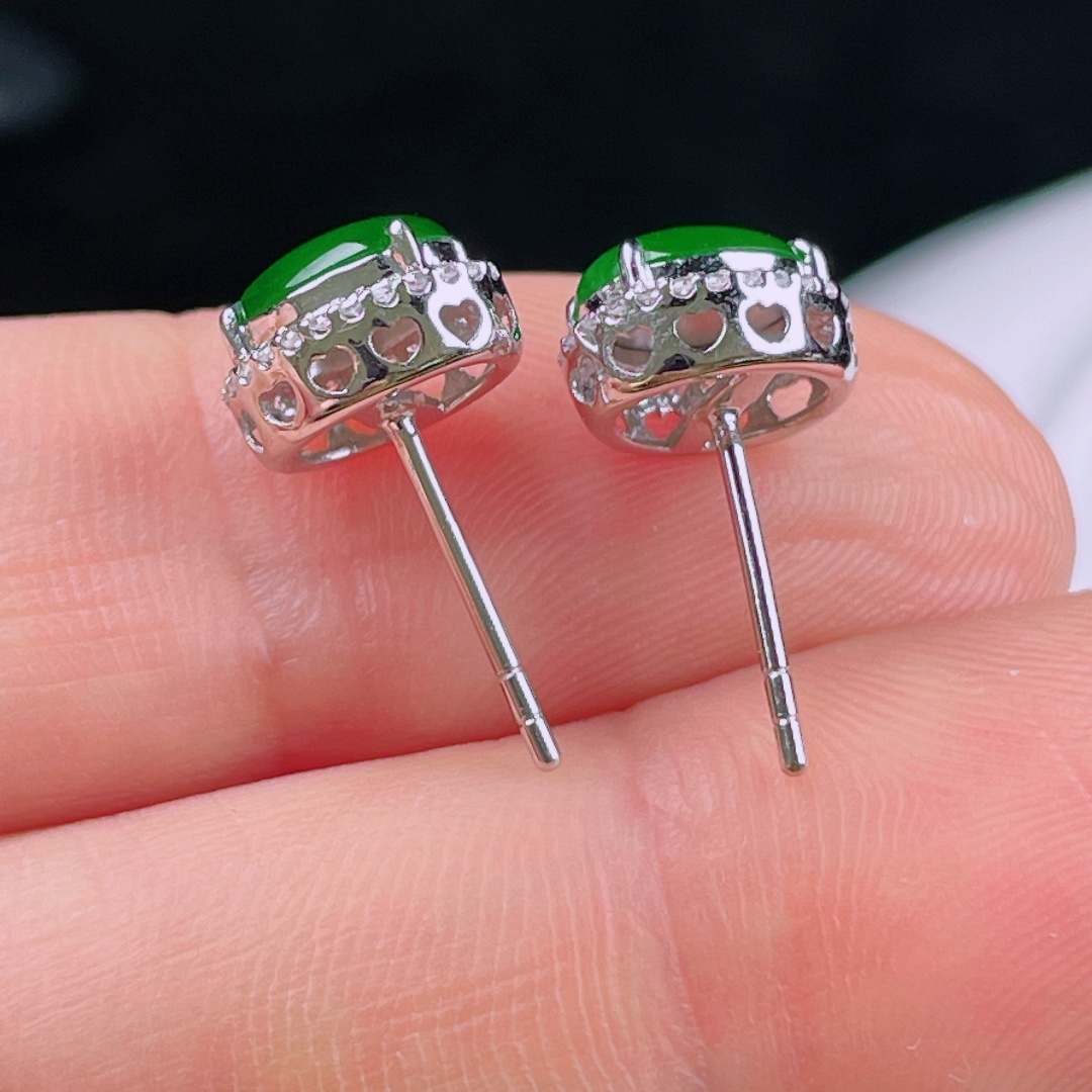 冰绿耳钉，老种起光 ，细底通透，尺寸：裸石7.3/6/2.7mm0708