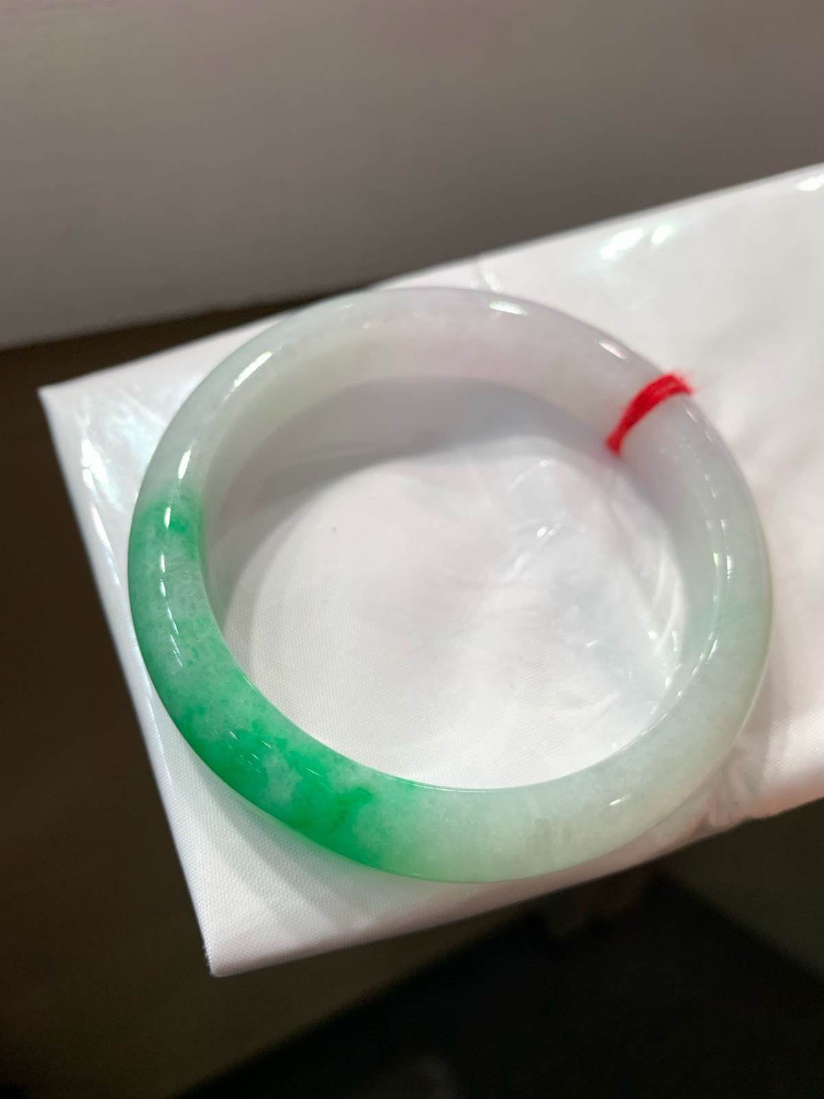 尺寸56.9/12.5/8，白底青手镯，水润细腻
清爽种老 色泽鲜艳