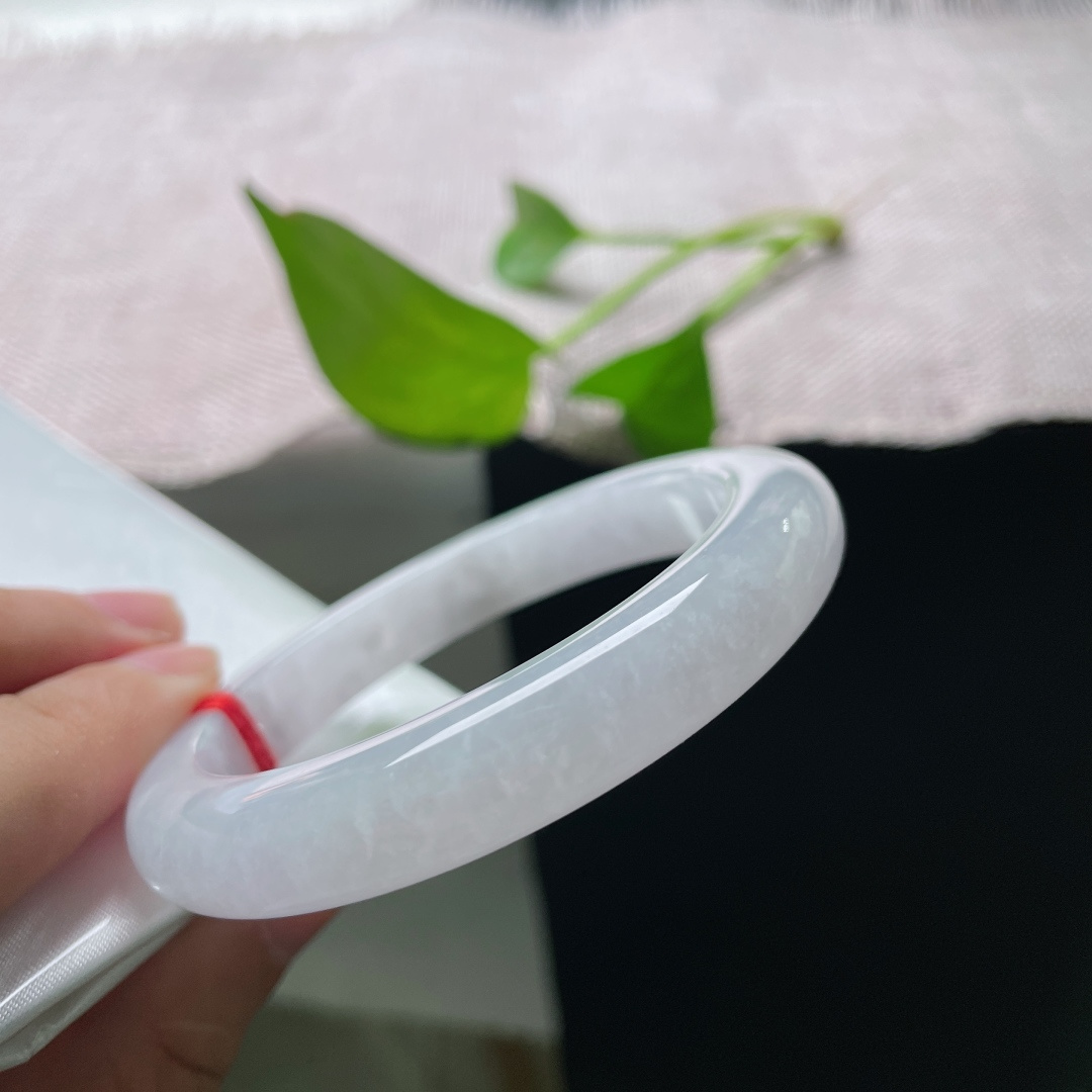 53/9.9/8.5，白月光正圈，皮纹，纯净柔光白月光玉镯，底子细腻通透，清冷温柔自带纯净氛围感。ss57081a