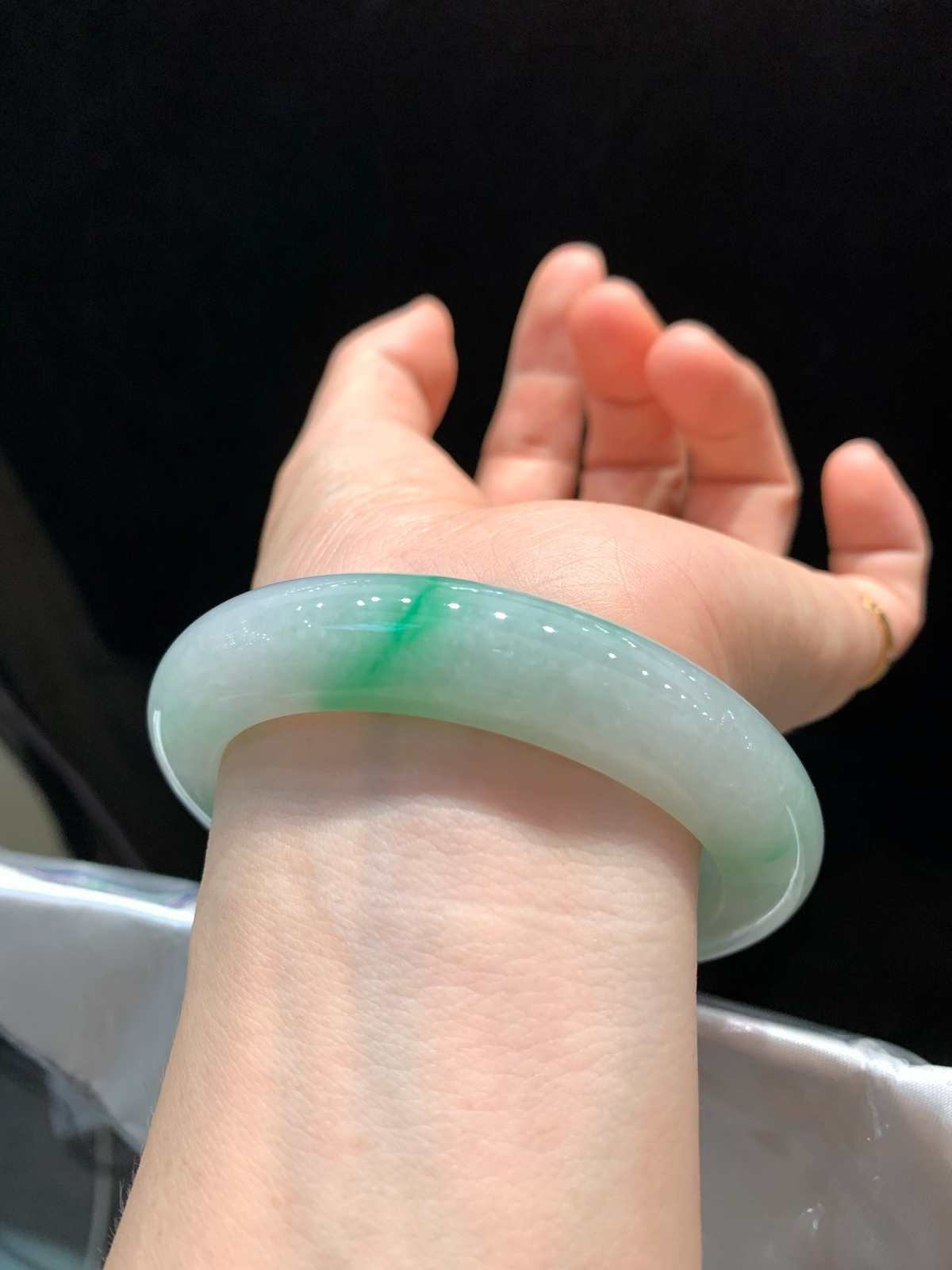 尺寸57.5/12.5/10，飘绿手镯
水润细腻 玉质温润 清新甜美 瑞丽现货