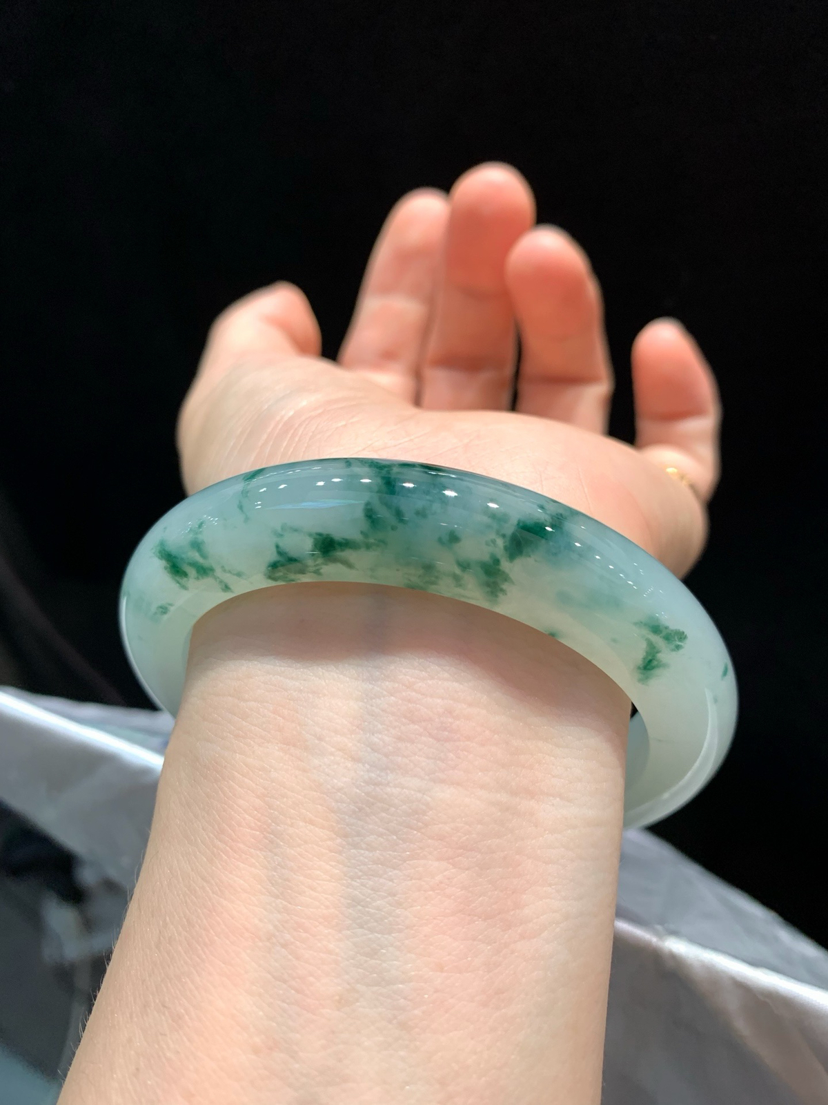 尺寸59.8/12.7/10.6，冰飘花大圈口手镯
冰透水润细腻 清新甜美