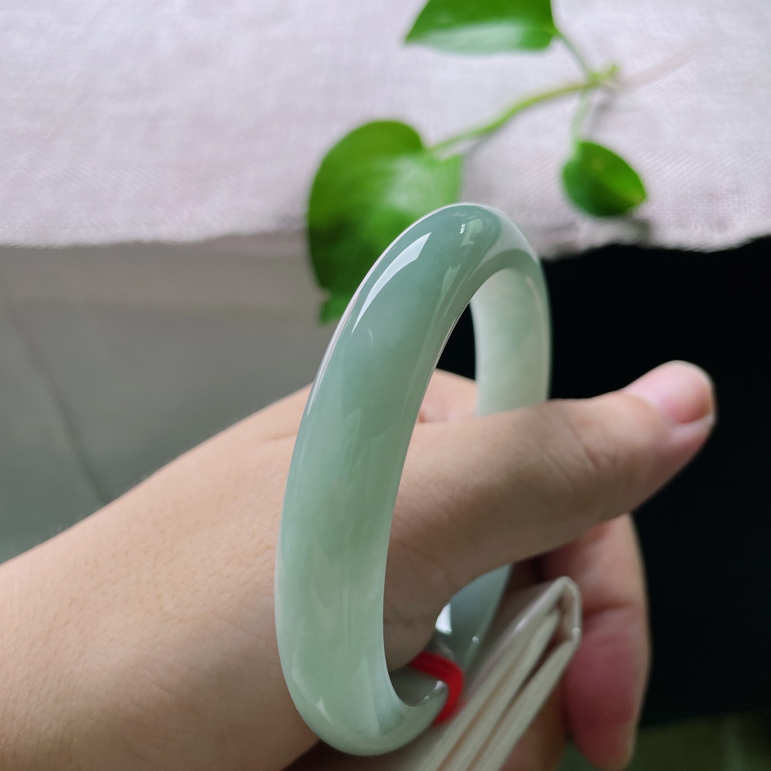 57.7/11.5/8，绿底正圈，无裂，水头温润澄澈，腕间触感清爽舒适，尽显干净温柔气质。ss55727a。
