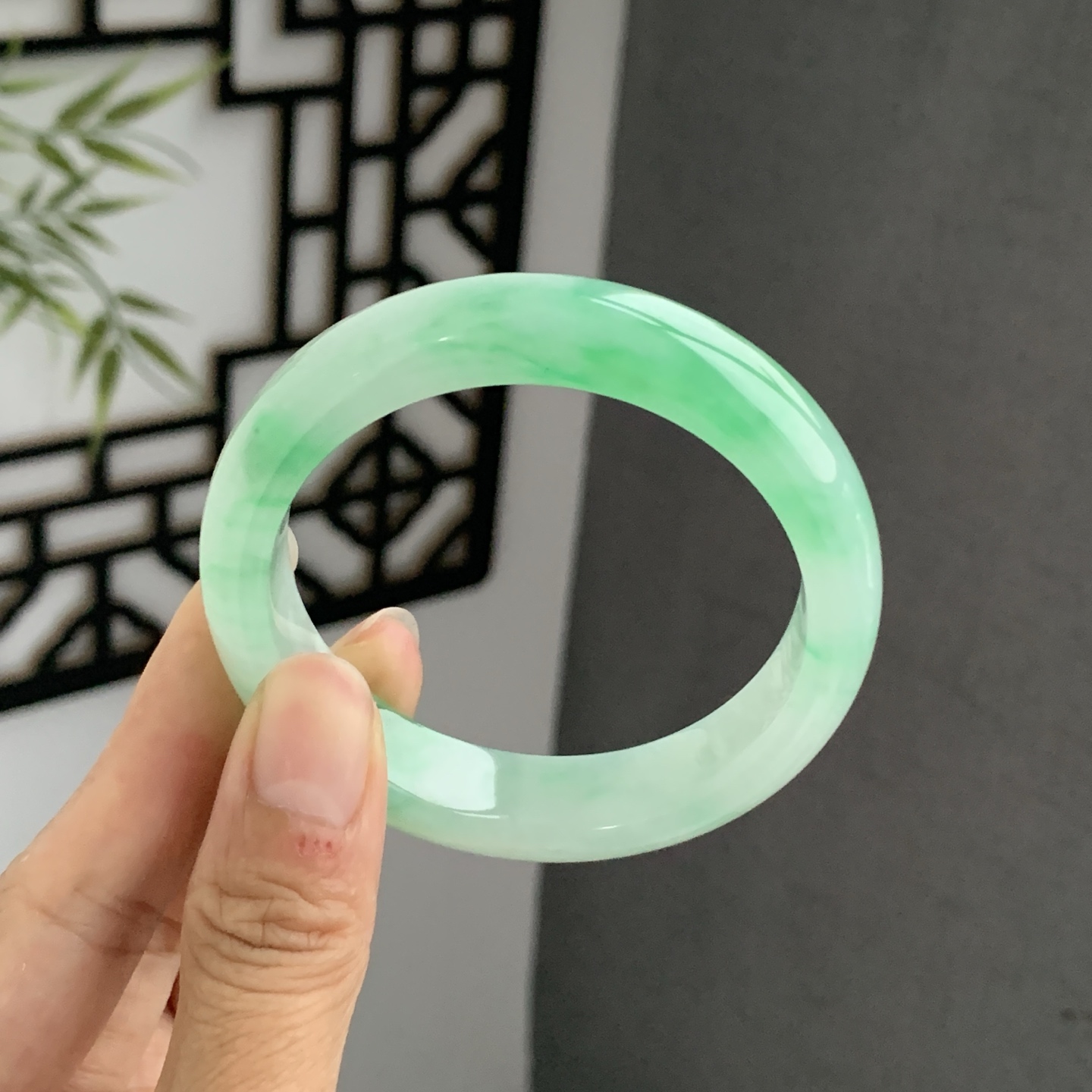 070736WJ 飘绿正圈翡翠手镯 54.8-13.3-8.2