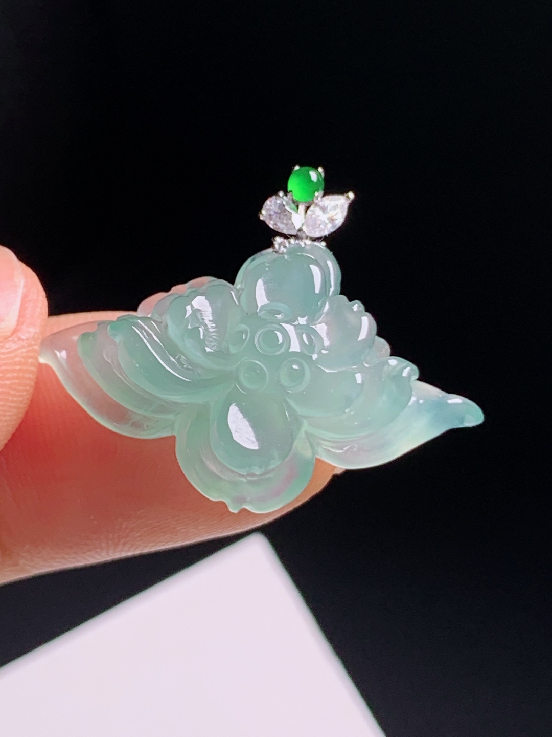冰晴莲花吊坠，玉质清透柔和，雕件灵动立体，金钻搭配清雅脱俗