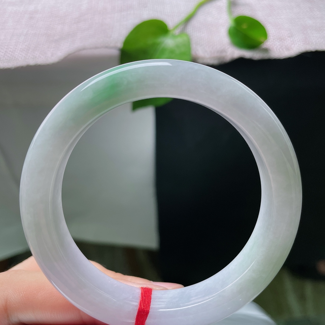 56.7/12.3/9.3，飘绿正圈，晶体纹，清润春彩玉镯，底色素雅配一抹鲜绿，简约大方自带优雅氛围