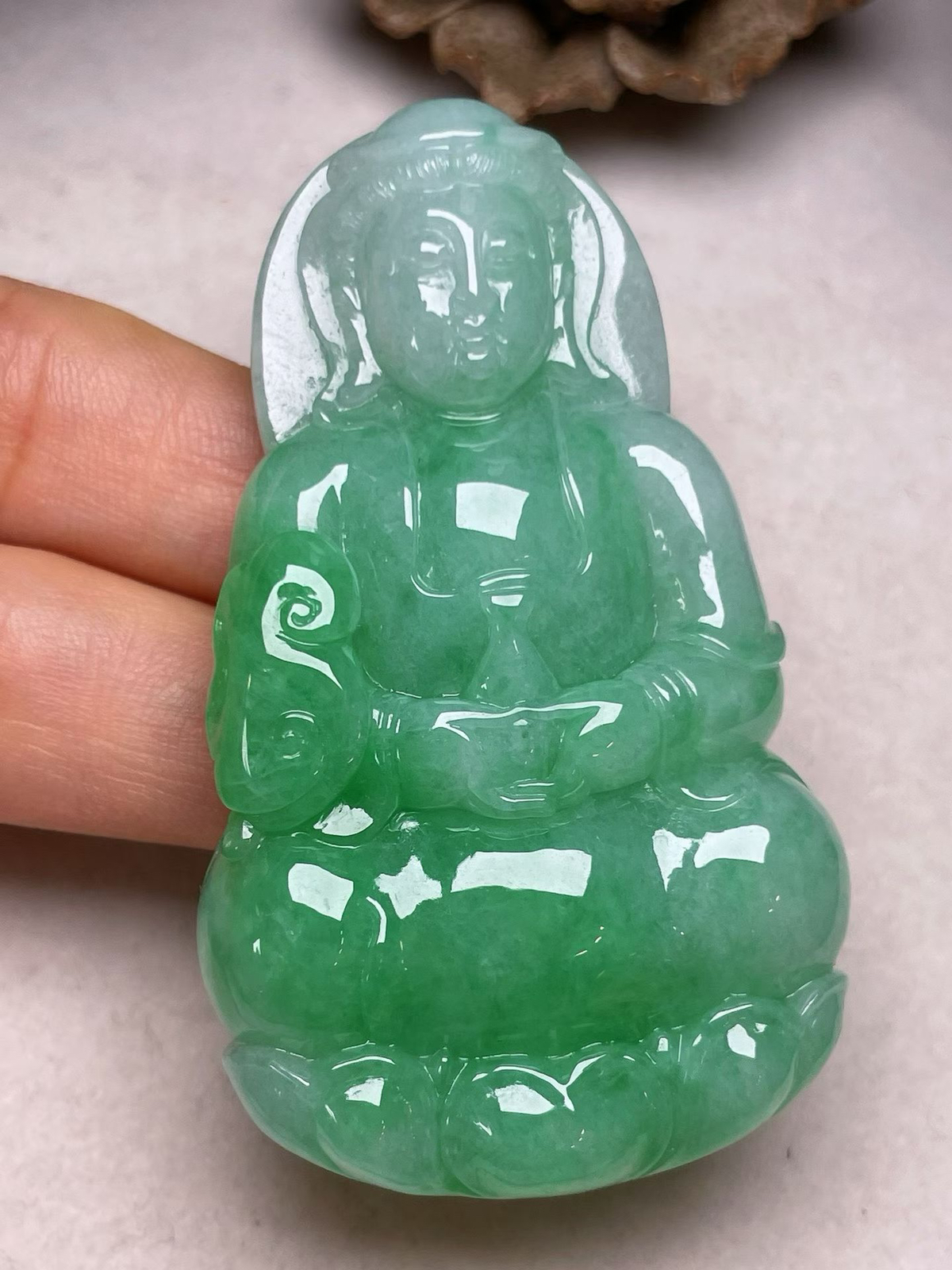 冰糯种辣色立体观音吊坠，种水好，玉质细腻 ，卖相好.