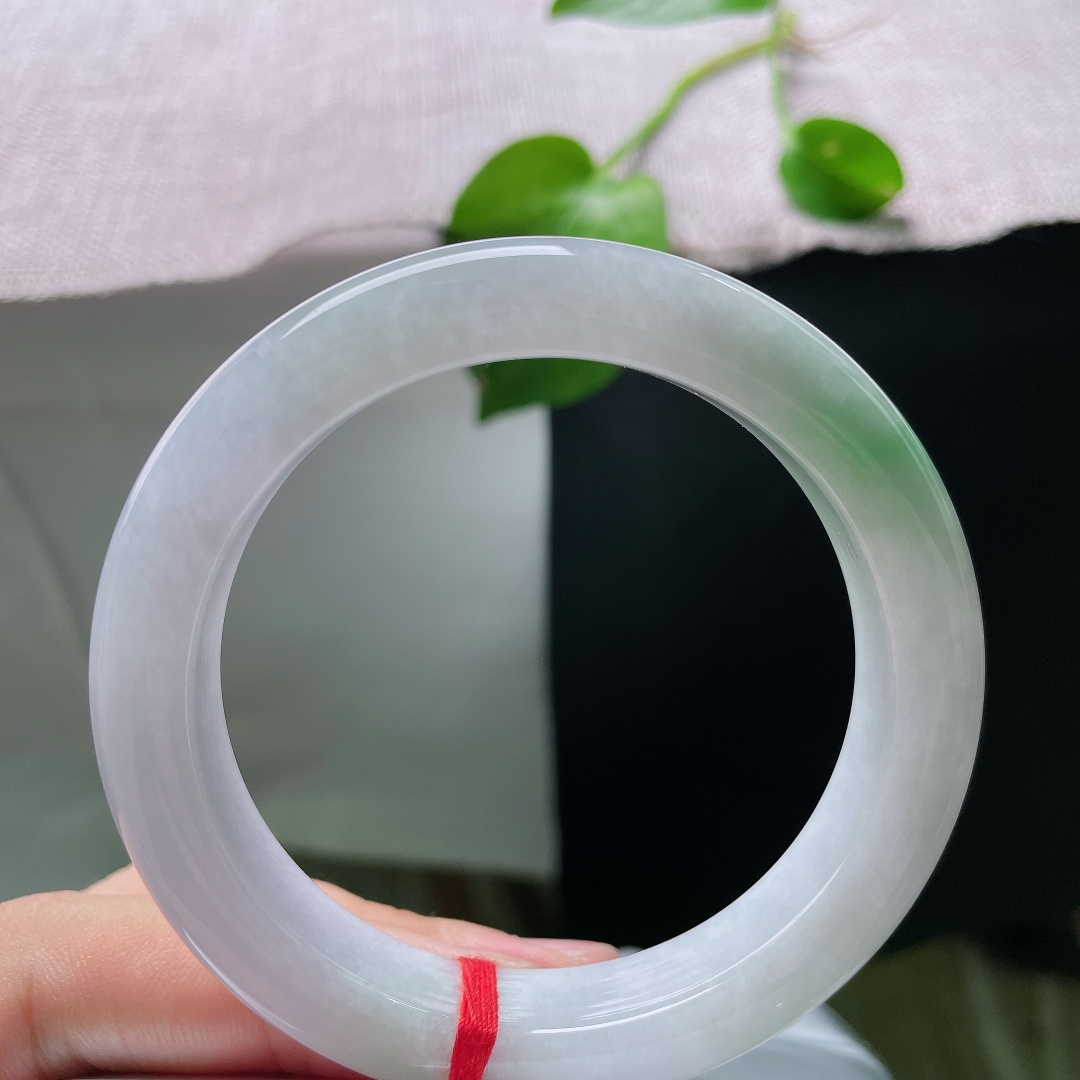 56.7/12.3/9.3，飘绿正圈，晶体纹，清润春彩玉镯，底色素雅配一抹鲜绿，简约大方自带优雅氛围感。ss55870a。