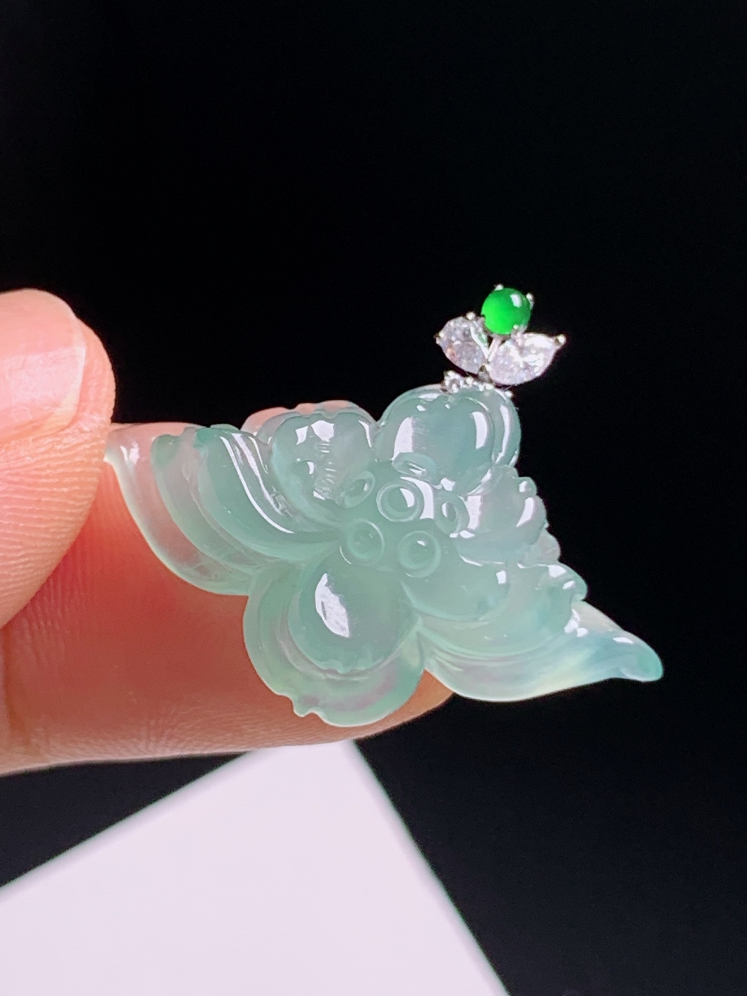 冰晴莲花吊坠，玉质清透柔和，雕件灵动立体，金钻搭配清雅脱俗