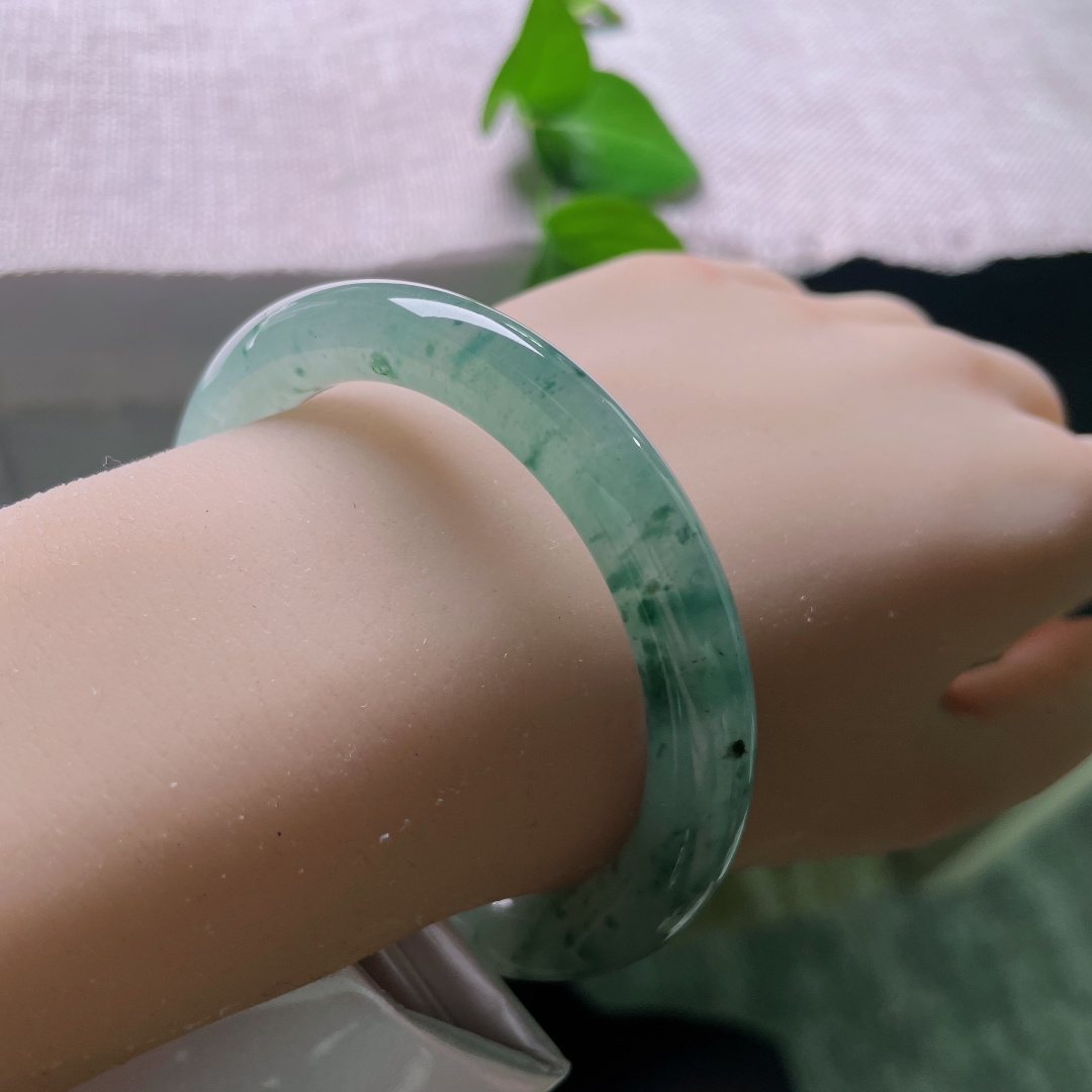 55.4/8.8，冰飘花圆条，水润，冰感好，贵气，灵动雅致，耐看，无裂，55923