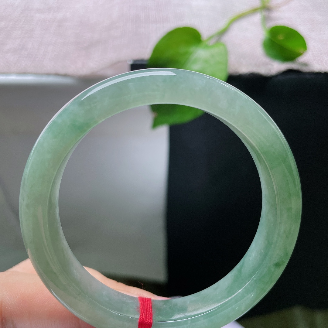 飘花正圈，晶体感，玉质温润细腻晕染着清润的湖水绿，内里裹挟着自然散开的飘花，如同云雾轻漾于碧水之间，上手端庄优雅，ss56861a